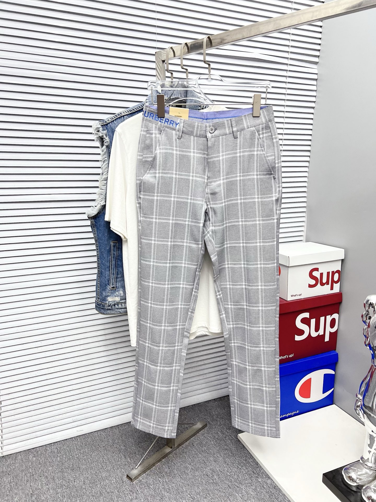 NO:597313,Burberry new arrivals 2025 new products are available at counters. The best casual pants counters in physical stores are original 1:1 good products, suitable for all ages. The highest version of European imported fabrics on the market. Comfortable, soft and skin-friendly, the upper body effect is super fashionable and versatile, straight and stylish, a wardrobe must-have!  Suitable for any occasion. Sizes: 29-40, burberry, alexander wang19860909巴宝莉 新款来袭 2025新款新品 专柜有售 实体店极品休闲裤专柜原版1:1好货,适合各个年龄段.市场最高版本的欧洲进口面料.舒适柔软亲肤,上身效果超级棒时尚百搭,笔挺有型,衣橱必备！适合任何场合穿着 尺码:29-40,,burberry,alexander wang,Men's clothing