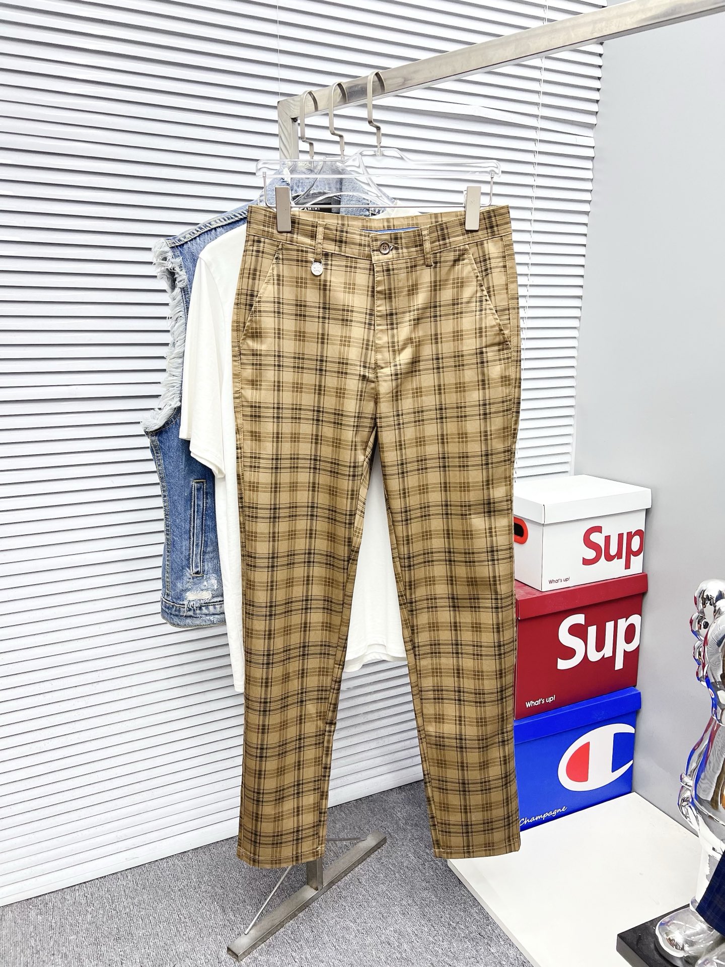 NO:597337,Burberry new arrivals 2025 new products are available at counters. The best casual pants counters in physical stores are original 1:1 good products, suitable for all ages. The highest version of European imported fabrics on the market. Comfortable, soft and skin-friendly, the upper body effect is super fashionable and versatile, straight and stylish, a wardrobe must-have!  Suitable for any occasion. Sizes: 29-40, burberry, alexander wang19860909巴宝莉 新款来袭 2025新款新品 专柜有售 实体店极品休闲裤专柜原版1:1好货,适合各个年龄段.市场最高版本的欧洲进口面料.舒适柔软亲肤,上身效果超级棒时尚百搭,笔挺有型,衣橱必备！适合任何场合穿着 尺码:29-40,,burberry,alexander wang,Men's clothing