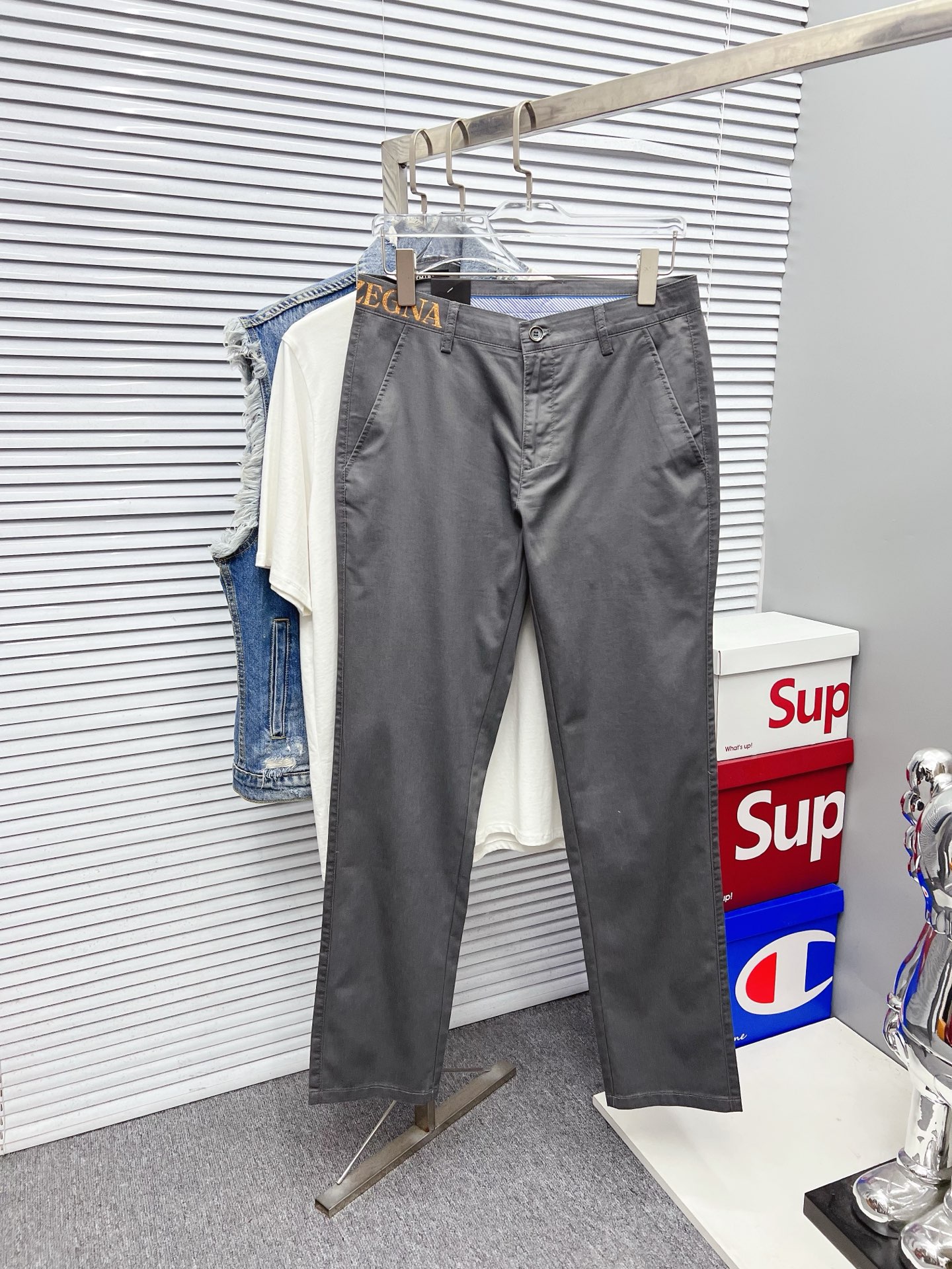 NO:597311,Ermenegildo Zegna's new models are coming. 2025 new products are available at counters. The best casual pants counters in physical stores are original 1:1 goods, suitable for all ages. The highest version of European imported fabrics on the market. Comfortable, soft and skin-friendly, with super upper body effects. Fashionable and versatile, straight and stylish, a wardrobe must-have!  Suitable for any occasion. Sizes: 29-40, zegna, alexander wang19860909杰尼亚 新款来袭 2025新款新品 专柜有售 实体店极品休闲裤专柜原版1:1好货,适合各个年龄段.市场最高版本的欧洲进口面料.舒适柔软亲肤,上身效果超级棒时尚百搭,笔挺有型,衣橱必备！适合任何场合穿着 尺码:29-40,,zegna,alexander wang,Men's clothing