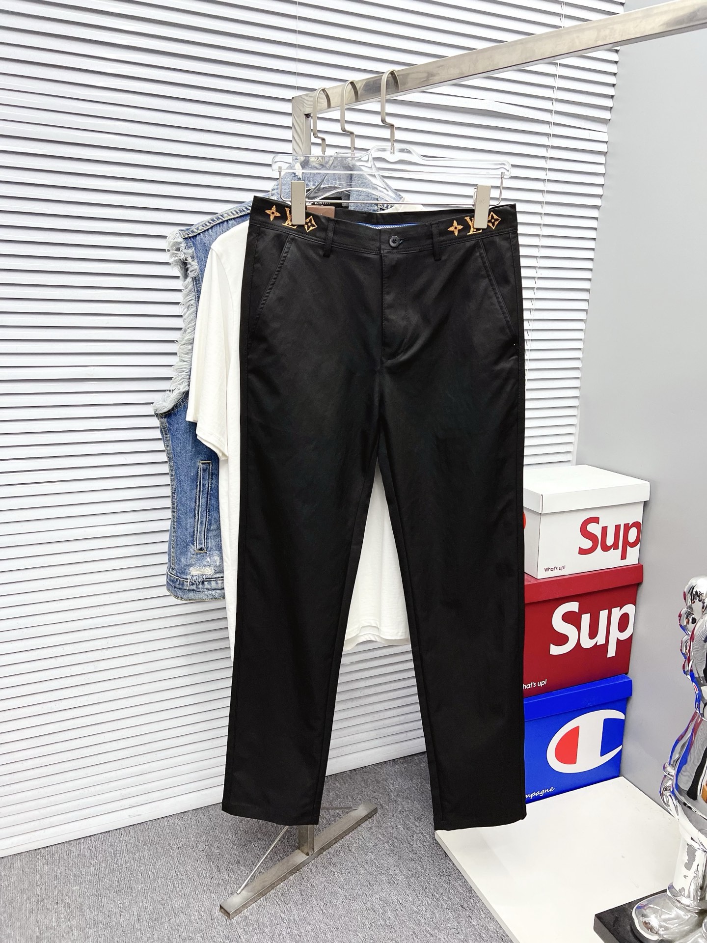 NO:597322,LV new models are coming. 2025 new products are available at counters. The best casual pants counters in physical stores are original 1:1 goods, suitable for all ages. The highest version of European imported fabrics on the market. Comfortable, soft and skin-friendly, with super upper body effects. Fashionable and versatile, straight and stylish, a wardrobe must-have!  Suitable for any occasion. Sizes: 29-40, louis vuitton, alexander wang19860909LV 新款来袭 2025新款新品 专柜有售 实体店极品休闲裤专柜原版1:1好货,适合各个年龄段.市场最高版本的欧洲进口面料.舒适柔软亲肤,上身效果超级棒时尚百搭,笔挺有型,衣橱必备！适合任何场合穿着 尺码:29-40,,louis vuitton,alexander wang,Men's clothing