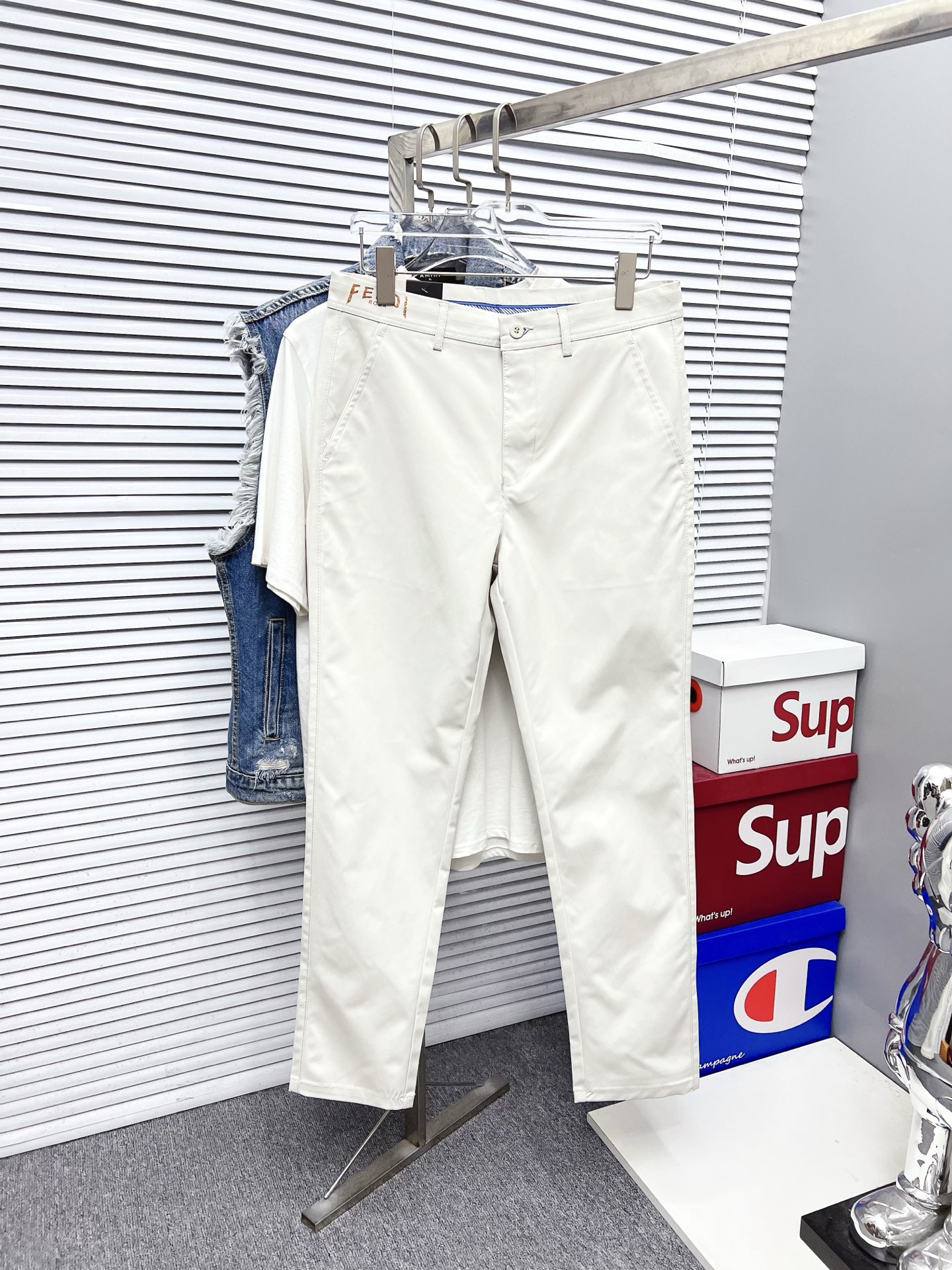 NO:597325,Fendi new arrivals 2025 new products are available at counters. The best casual pants counters in physical stores are original 1:1 good products, suitable for all ages. The highest version of European imported fabrics on the market. Comfortable, soft and skin-friendly, the upper body effect is super fashionable and versatile, straight and stylish, a wardrobe must-have!  Suitable for any occasion. Sizes: 29-40, fendi, alexander wang19860909芬迪 新款来袭 2025新款新品 专柜有售 实体店极品休闲裤专柜原版1:1好货,适合各个年龄段.市场最高版本的欧洲进口面料.舒适柔软亲肤,上身效果超级棒时尚百搭,笔挺有型,衣橱必备！适合任何场合穿着 尺码:29-40,,fendi,alexander wang,Men's clothing