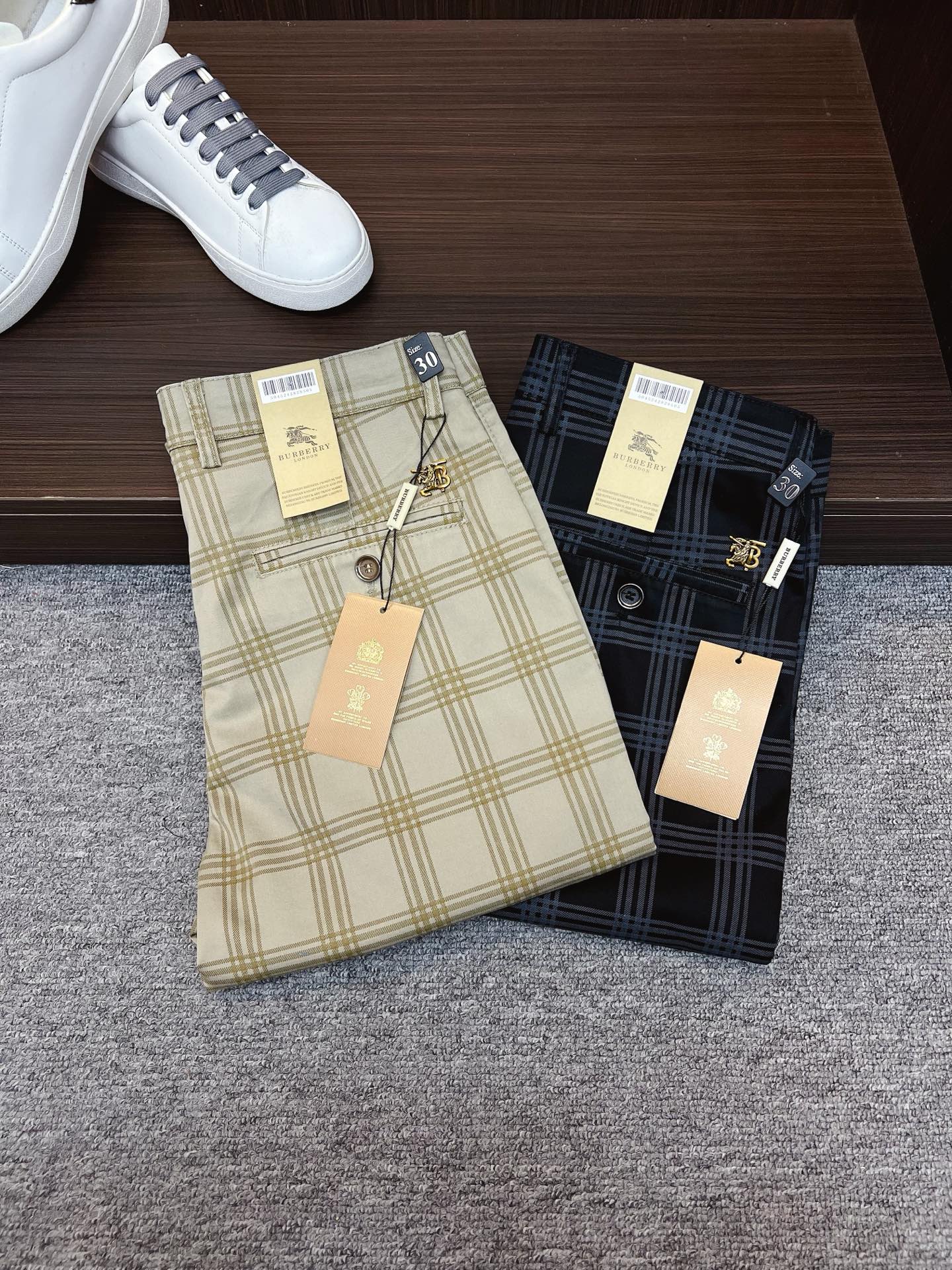 NO:524459,Burberry's new spring and summer new products are available for sale in counters. The original 1:1 product for physical store top casual pants, suitable for all ages. The highest version of the imported European fabric in the market is comfortable, soft and skin-friendly, with super cool and fashionable and versatile upper body effect, straight and stylish, a must-have for the wardrobe!  Suitable for any occasion Size: 29-40, burberry, alexander wang19860909巴宝莉 新款来袭春夏新款新品 专柜有售 实体店极品休闲裤专柜原版1:1好货,适合各个年龄段.市场最高版本的欧洲进口面料.舒适柔软亲肤,上身效果超级棒时尚百搭,笔挺有型,衣橱必备！适合任何场合穿着 尺码:29-40,,burberry,alexander wang,Men's clothing