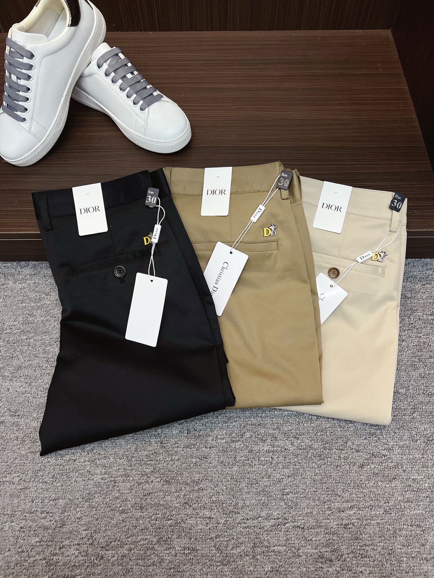 NO:524462,Dior New models are coming in spring and summer new products, available for sale in counters. The original 1:1 product for physical store top casual pants, suitable for all ages. The highest version of European imported fabrics in the market. They are comfortable, soft and skin-friendly, with super cool and fashionable and versatile upper body effect, straight and stylish, a must-have for wardrobe!  Suitable for any occasion Size: 29-40,,dior,alexander wang19860909迪奥 新款来袭春夏新款新品 专柜有售 实体店极品休闲裤专柜原版1:1好货,适合各个年龄段.市场最高版本的欧洲进口面料.舒适柔软亲肤,上身效果超级棒时尚百搭,笔挺有型,衣橱必备！适合任何场合穿着 尺码:29-40,,dior,alexander wang,Men's clothing