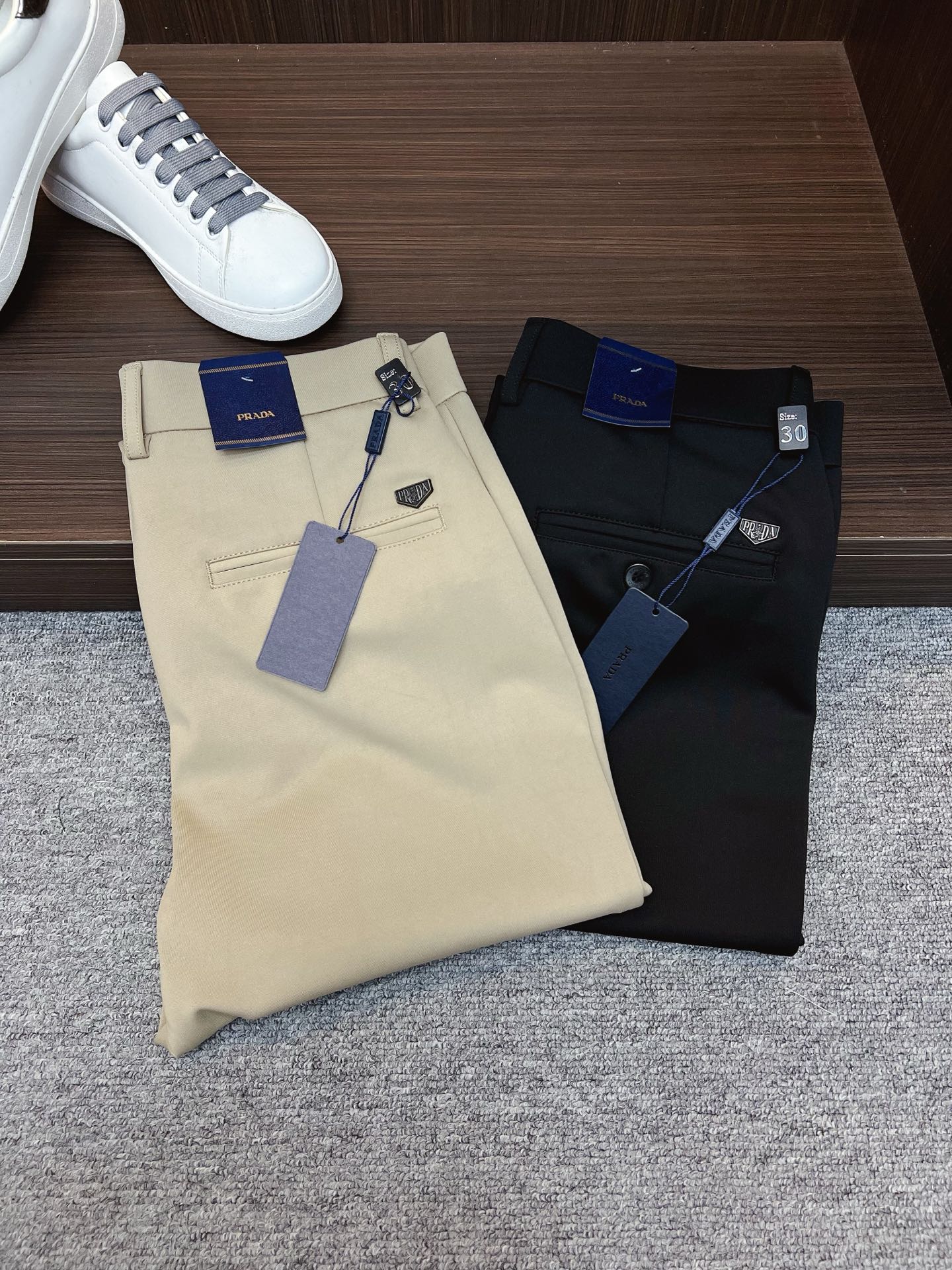 NO:524465,Prada New models are coming in spring and summer new products, available for sale in counters. The original 1:1 product for physical store top casual pants, suitable for all ages. The highest version of European imported fabrics in the market. They are comfortable, soft and skin-friendly, with super cool and fashionable and versatile upper body effect, straight and stylish, a must-have for the wardrobe!  Suitable for any occasion Size: 29-40, prada, alexander wang19860909普拉达 新款来袭春夏新款新品 专柜有售 实体店极品休闲裤专柜原版1:1好货,适合各个年龄段.市场最高版本的欧洲进口面料.舒适柔软亲肤,上身效果超级棒时尚百搭,笔挺有型,衣橱必备！适合任何场合穿着 尺码:29-40,,prada,alexander wang,Men's clothing