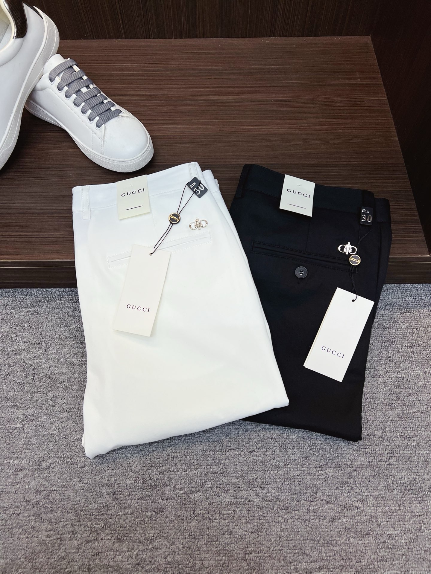 NO:524468,Guqi, new spring and summer new products are coming, and the counter is available. The original 1:1 product for physical store top casual pants, suitable for all ages. The highest version of the imported European fabric in the market is comfortable, soft and skin-friendly, with super cool and fashionable and versatile upper body effect, straight and stylish, a must-have for the wardrobe!  Suitable for any occasion Size: 29-40, alexander wang19860909古奇 新款来袭春夏新款新品 专柜有售 实体店极品休闲裤专柜原版1:1好货,适合各个年龄段.市场最高版本的欧洲进口面料.舒适柔软亲肤,上身效果超级棒时尚百搭,笔挺有型,衣橱必备！适合任何场合穿着 尺码:29-40,,alexander wang,Men's clothing