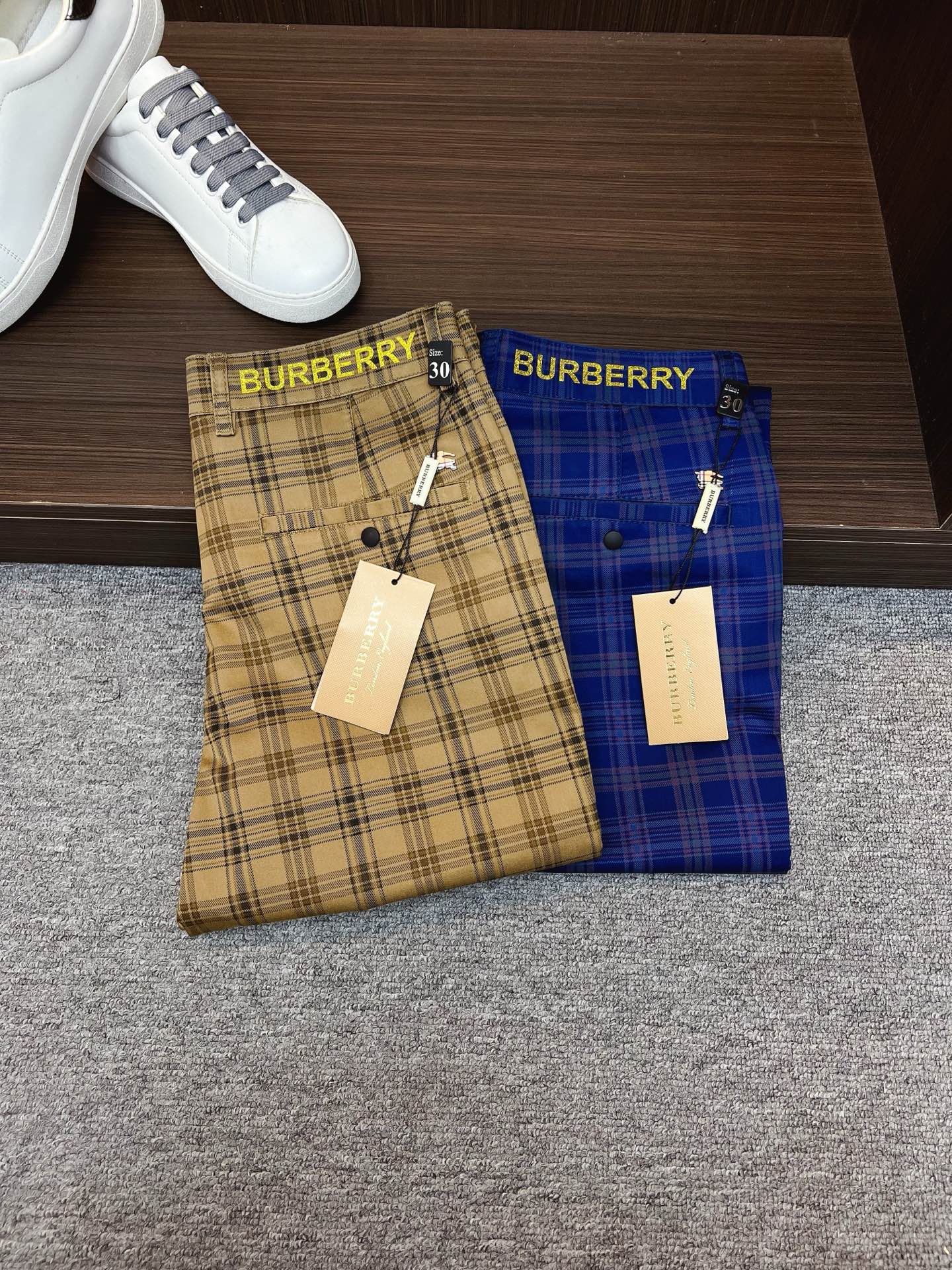 NO:524442,Burberry's new spring and summer new products are available for sale in counters. The original 1:1 product for physical store top casual pants, suitable for all ages. The highest version of the imported European fabric in the market is comfortable, soft and skin-friendly, with super cool and fashionable and versatile upper body effect, straight and stylish, a must-have for the wardrobe!  Suitable for any occasion Size: 29-40, burberry, alexander wang19860909巴宝莉 新款来袭春夏新款新品 专柜有售 实体店极品休闲裤专柜原版1:1好货,适合各个年龄段.市场最高版本的欧洲进口面料.舒适柔软亲肤,上身效果超级棒时尚百搭,笔挺有型,衣橱必备！适合任何场合穿着 尺码:29-40,,burberry,alexander wang,Men's clothing