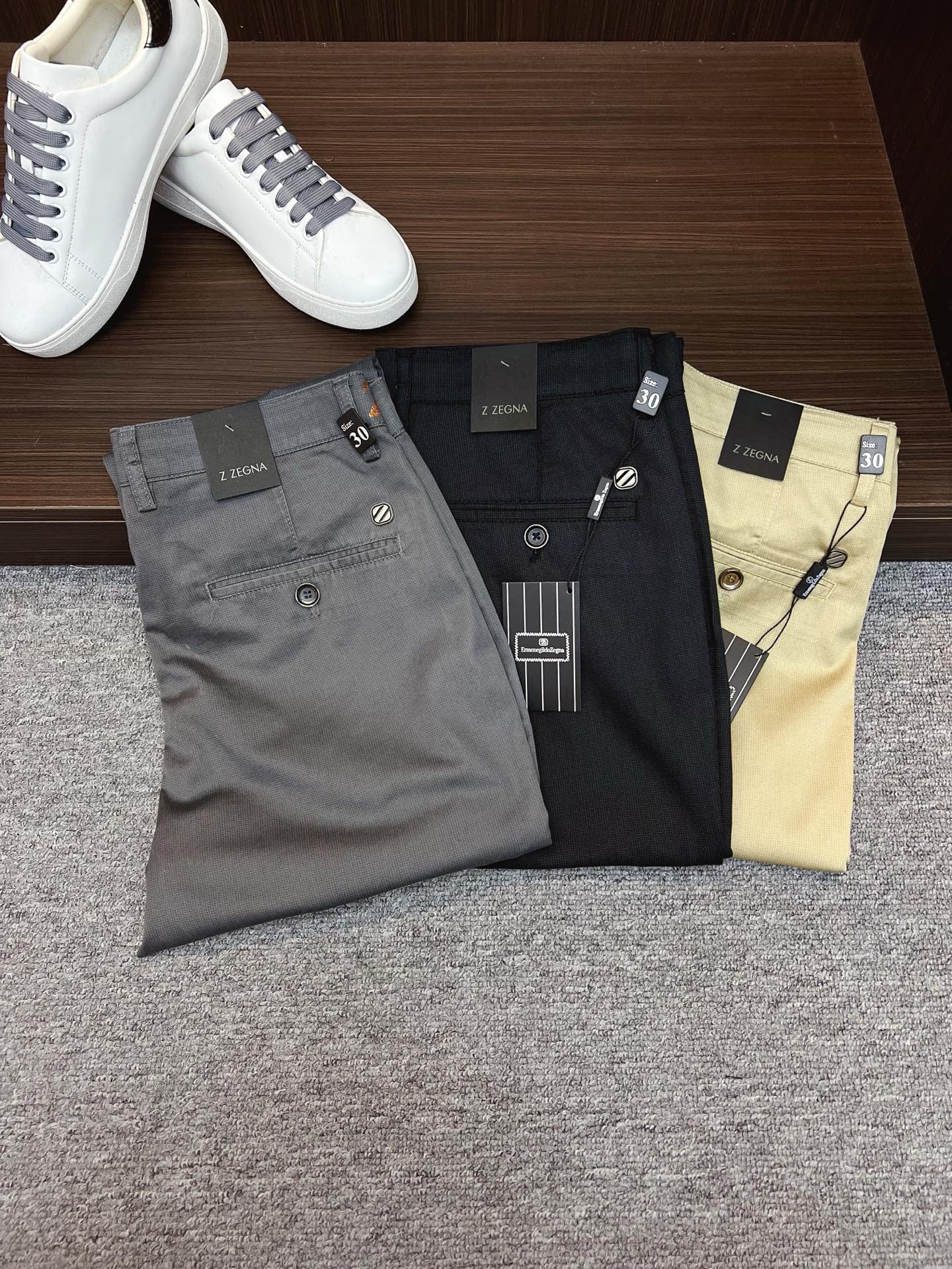 NO:524445,Jenia New models are coming in spring and summer new products, available for sale in counters. The original 1:1 product for physical store top casual pants, suitable for all ages. The highest version of European imported fabrics in the market. They are comfortable, soft and skin-friendly, with super cool and fashionable and versatile upper body effect, straight and stylish, a must-have for the wardrobe!  Suitable for any occasion Size: 29-40, zegna,alexander wang19860909杰尼亚 新款来袭春夏新款新品 专柜有售 实体店极品休闲裤专柜原版1:1好货,适合各个年龄段.市场最高版本的欧洲进口面料.舒适柔软亲肤,上身效果超级棒时尚百搭,笔挺有型,衣橱必备！适合任何场合穿着 尺码:29-40,,zegna,alexander wang,Men's clothing