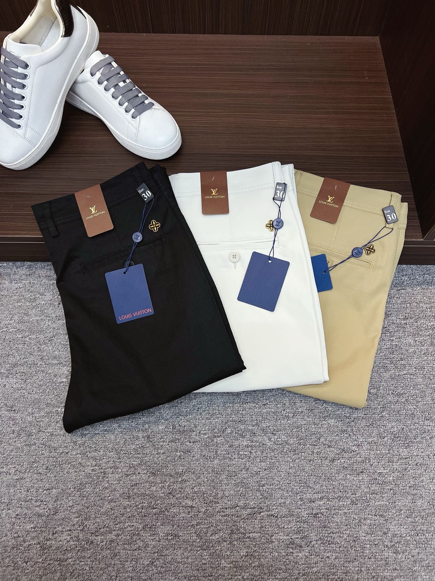 NO:524451,The new LV model is coming in spring and summer. New products are available for sale in the counter. The original 1:1 product for physical store top casual pants, suitable for all ages. The highest version of the imported European fabric in the market is comfortable, soft and skin-friendly. The upper body effect is super fashionable and versatile, straight and stylish, a must-have for the wardrobe!  Suitable for any occasion Size: 29-40,,louis vuitton,alexander wang19860909LV 新款来袭春夏新款新品 专柜有售 实体店极品休闲裤专柜原版1:1好货,适合各个年龄段.市场最高版本的欧洲进口面料.舒适柔软亲肤,上身效果超级棒时尚百搭,笔挺有型,衣橱必备！适合任何场合穿着 尺码:29-40,,louis vuitton,alexander wang,Men's clothing