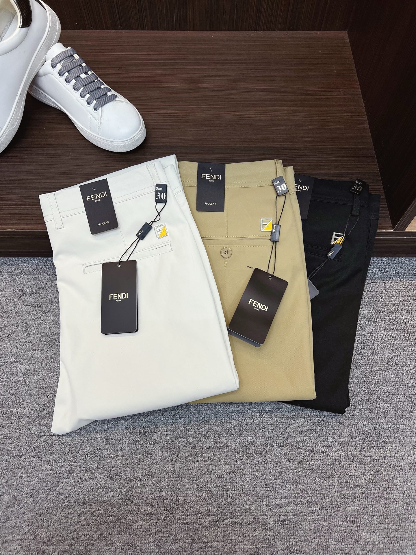 NO:524448,Fendi New models are coming in spring and summer new products, available for sale in counters. The original 1:1 product for physical store top casual pants, suitable for all ages. The highest version of European imported fabrics in the market. They are comfortable, soft and skin-friendly, with super cool and fashionable and versatile upper body effect, straight and stylish, a must-have for the wardrobe!  Suitable for any occasion Size: 29-40,,fendi,alexander wang19860909芬迪 新款来袭春夏新款新品 专柜有售 实体店极品休闲裤专柜原版1:1好货,适合各个年龄段.市场最高版本的欧洲进口面料.舒适柔软亲肤,上身效果超级棒时尚百搭,笔挺有型,衣橱必备！适合任何场合穿着 尺码:29-40,,fendi,alexander wang,Men's clothing