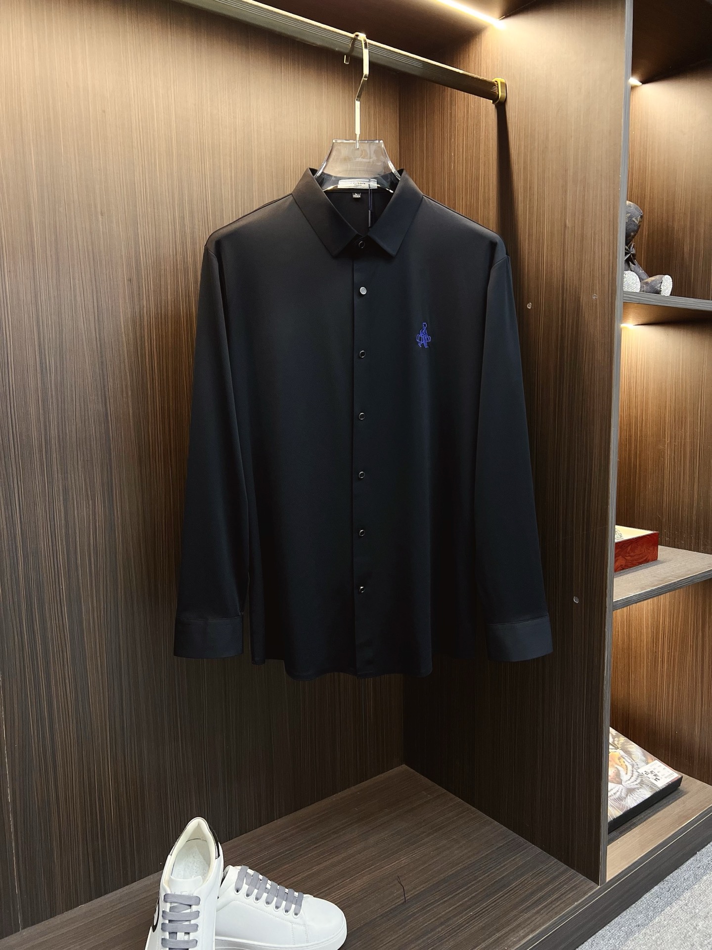 NO:645949,'PRADA Prada' original single goods. Popular items are coming. 2025ss official website new long-sleeved shirts, exquisite embroidered logo high-end version, counter-customized fabrics with high breathability and comfort, precision production, perfect detail processing, brand element design concept, reflecting high quality. Delicate and soft feel!  It presents a casual cut and the upper body shape is awesome!  Size M-3XL,,prada,prada,shirts,alexander wang19860909《PRADA 普拉达》 原单货.爆款来袭 2025ss官网新款长袖 衬衫 衬衣,精美刺绣Logo 高端版本,专柜定制面料 透气舒适度高,精工制作,细节处理完美无可挑剔,品牌元素设计理念,体现高品质.手感细腻柔软！呈现休闲裁剪,上身版型超赞！码数M-3XL,,prada,prada,shirts,alexander wang,Men's clothing