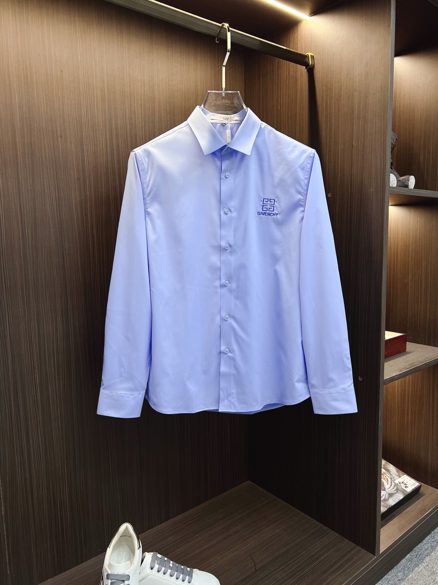 NO:645955,'Givenchy' original order. Hot sale coming. 2025ss official website new long-sleeved shirt, exquisite embroidered logo high-end version, counter custom fabric. High breathability and comfort, precision production, perfect detail processing, brand element design concept, reflecting high quality. Delicate and soft feel!  It presents a casual cut and the upper body shape is awesome!  Size M-3XL,,givenchy,shirts,alexander wang19860909《纪梵希》 原单货.爆款来袭 2025ss官网新款长袖 衬衫 衬衣,精美刺绣Logo 高端版本,专柜定制面料 透气舒适度高,精工制作,细节处理完美无可挑剔,品牌元素设计理念,体现高品质.手感细腻柔软！呈现休闲裁剪,上身版型超赞！码数M-3XL,,givenchy,shirts,alexander wang,Men's clothing