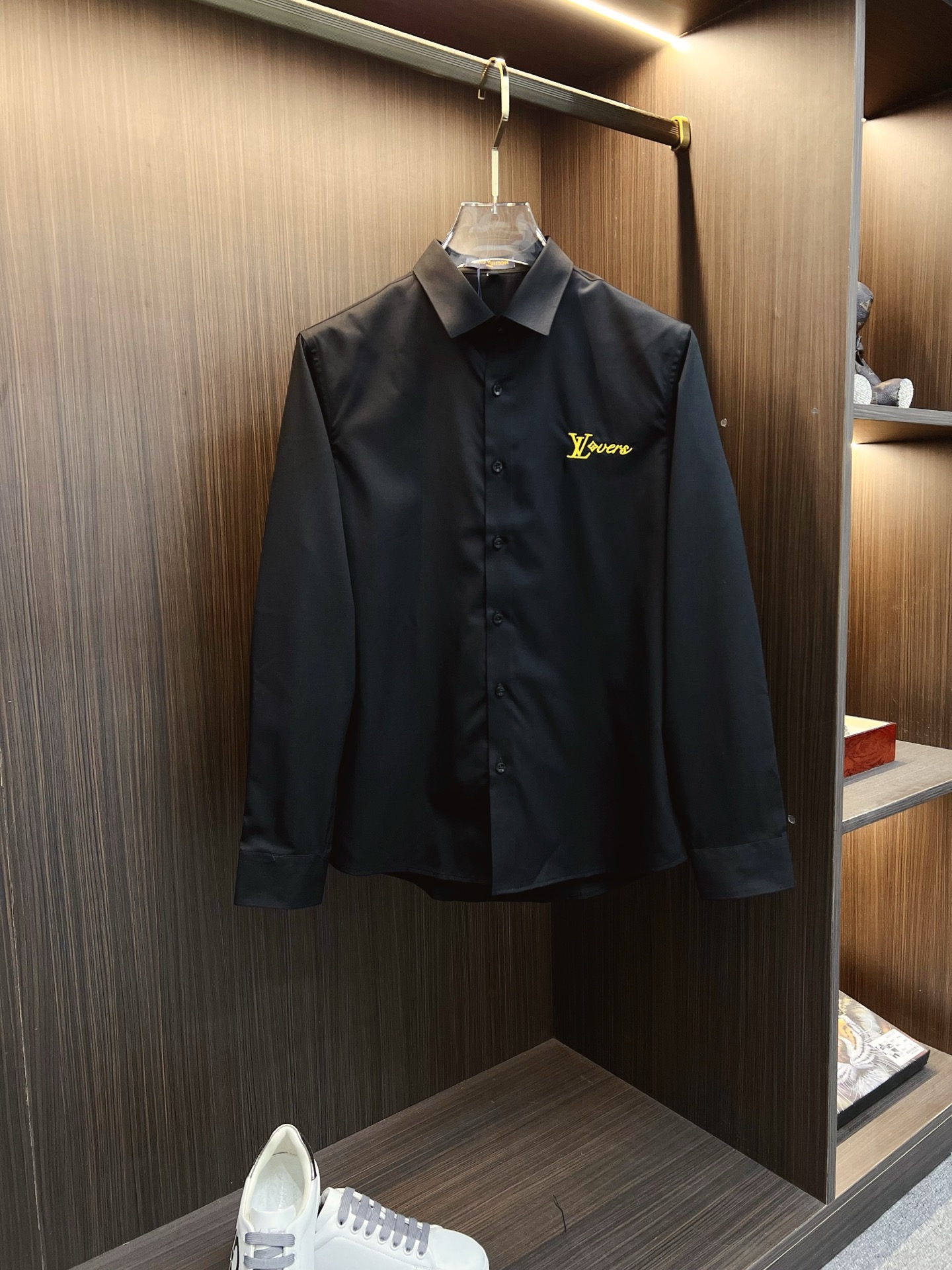 NO:645943,'LV' Original item. Popular model is coming. 2025ss official website new long-sleeved shirt, exquisite embroidered logo high-end version, counter customized fabric. High breathability and comfort, precision production, perfect detail processing, brand element design concept, reflecting high quality. Delicate and soft touch!  It presents a casual cut and the upper body shape is awesome!  Size M-3XL,,louis vuitton,shirts,alexander wang19860909《LV》 原单货.爆款来袭 2025ss官网新款长袖 衬衫 衬衣,精美刺绣Logo 高端版本,专柜定制面料 透气舒适度高,精工制作,细节处理完美无可挑剔,品牌元素设计理念,体现高品质.手感细腻柔软！呈现休闲裁剪,上身版型超赞！码数M-3XL,,louis vuitton,shirts,alexander wang,Men's clothing