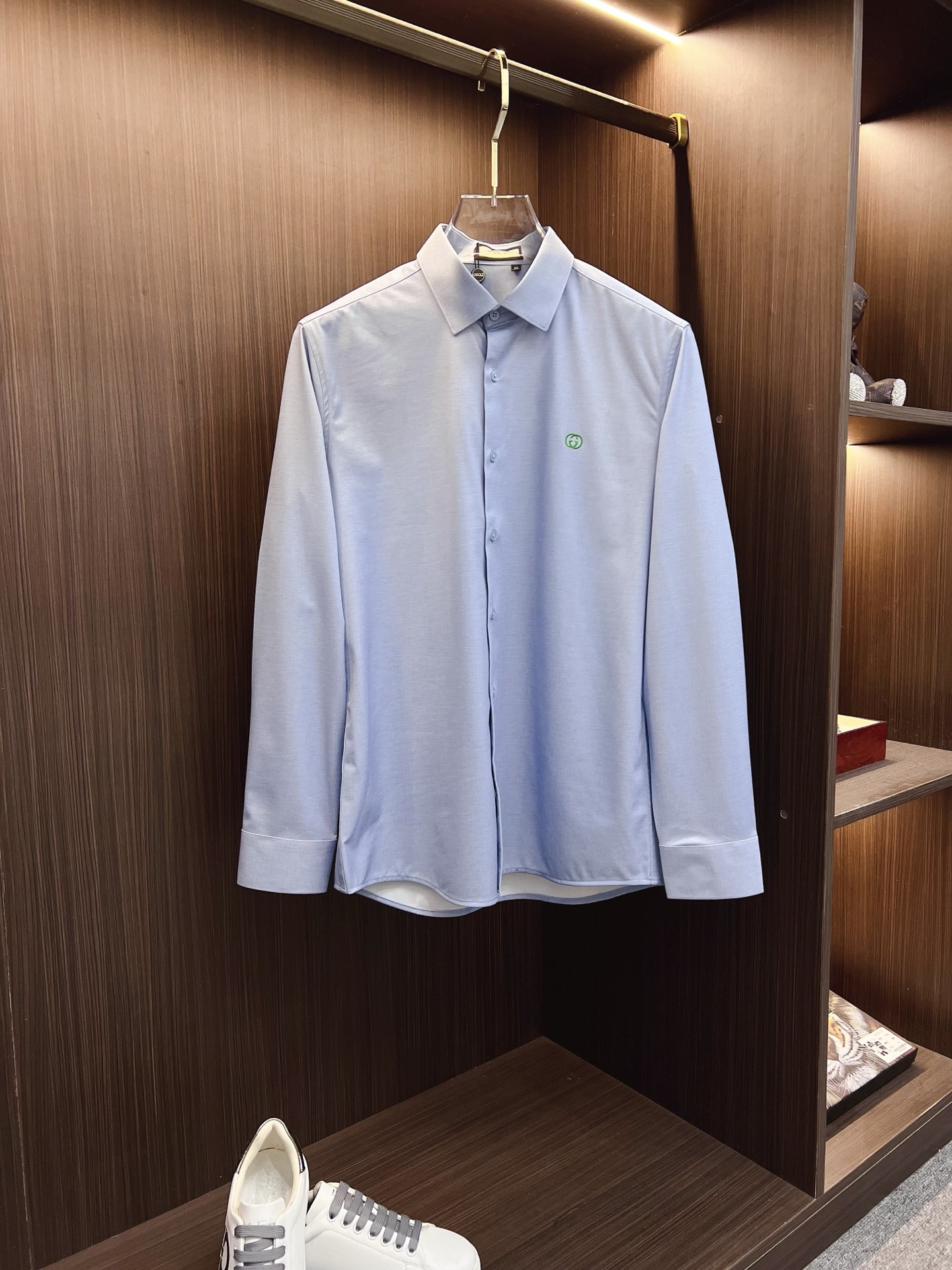 NO:645937,'GUCCI Gucci' original single goods. Hot sale is coming. 2025ss official website new long-sleeved shirt, exquisite embroidered logo high-end version, counter-customized fabric. High breathability and comfort, precision production, perfect detail processing, brand element design concept, reflecting high quality. Delicate and soft touch!  It presents a casual cut and the upper body shape is awesome!  Size M-3XL,,gucci,shirts,alexander wang19860909《GUCCI 古奇》 原单货.爆款来袭 2025ss官网新款长袖 衬衫 衬衣,精美刺绣Logo 高端版本,专柜定制面料 透气舒适度高,精工制作,细节处理完美无可挑剔,品牌元素设计理念,体现高品质.手感细腻柔软！呈现休闲裁剪,上身版型超赞！码数M-3XL,,gucci,shirts,alexander wang,Men's clothing