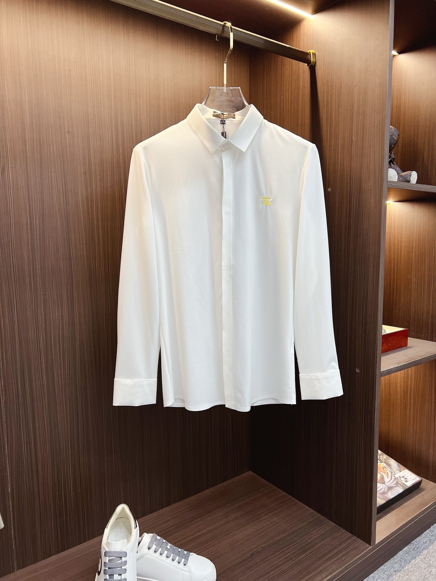 NO:657753,'FENDI Fendi' original single goods. Popular items are coming. 2025ss official website new long-sleeved shirts, exquisite embroidered logo high-end version, counter-customized fabrics with high breathability and comfort, precision production, perfect detail processing, brand element design concept, reflecting high quality. Delicate and soft touch!  It presents a casual cut and the upper body shape is awesome!  Size M-3XL,,fendi,fendi,shirts,alexander wang19860909《FENDI 芬迪》 原单货.爆款来袭 2025ss官网新款长袖 衬衫 衬衣,精美刺绣Logo 高端版本,专柜定制面料 透气舒适度高,精工制作,细节处理完美无可挑剔,品牌元素设计理念,体现高品质.手感细腻柔软！呈现休闲裁剪,上身版型超赞！码数M-3XL,,fendi,fendi,shirts,alexander wang,Men's clothing