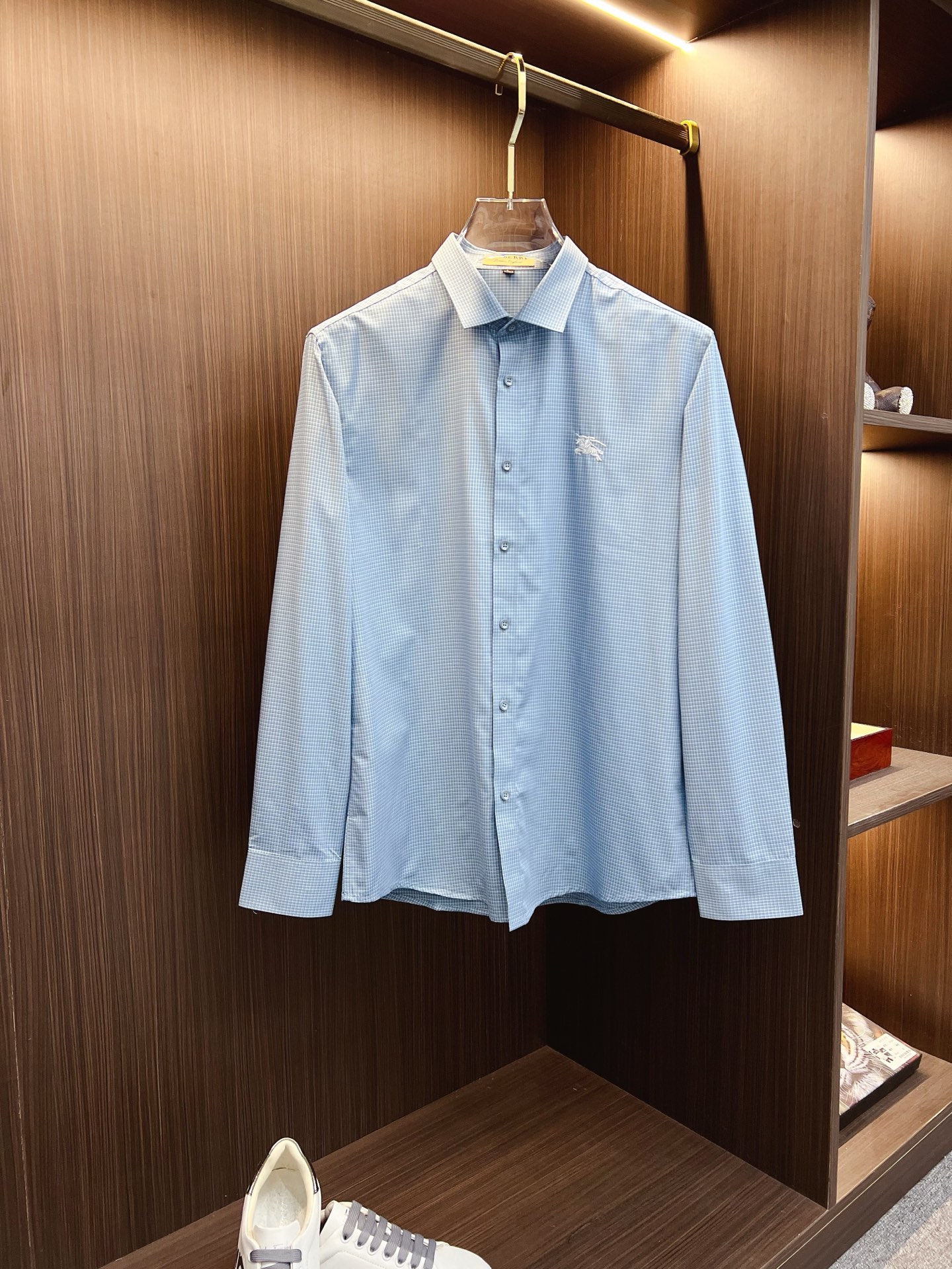 NO:645925,'Burberry' original single goods. Popular items are coming. 2025ss official website new long-sleeved shirts, exquisite embroidered logo high-end version, counter-customized fabrics. High breathability and comfort, precision production, perfect detail processing, brand element design concept, reflecting high quality. Delicate and soft touch!  It presents a casual cut and the upper body shape is awesome!  Size M-3XL,,burberry,burberry,shirts,alexander wang19860909《Burberry 巴宝莉》 原单货.爆款来袭 2025ss官网新款长袖 衬衫 衬衣,精美刺绣Logo 高端版本,专柜定制面料 透气舒适度高,精工制作,细节处理完美无可挑剔,品牌元素设计理念,体现高品质.手感细腻柔软！呈现休闲裁剪,上身版型超赞！码数M-3XL,,burberry,burberry,shirts,alexander wang,Men's clothing