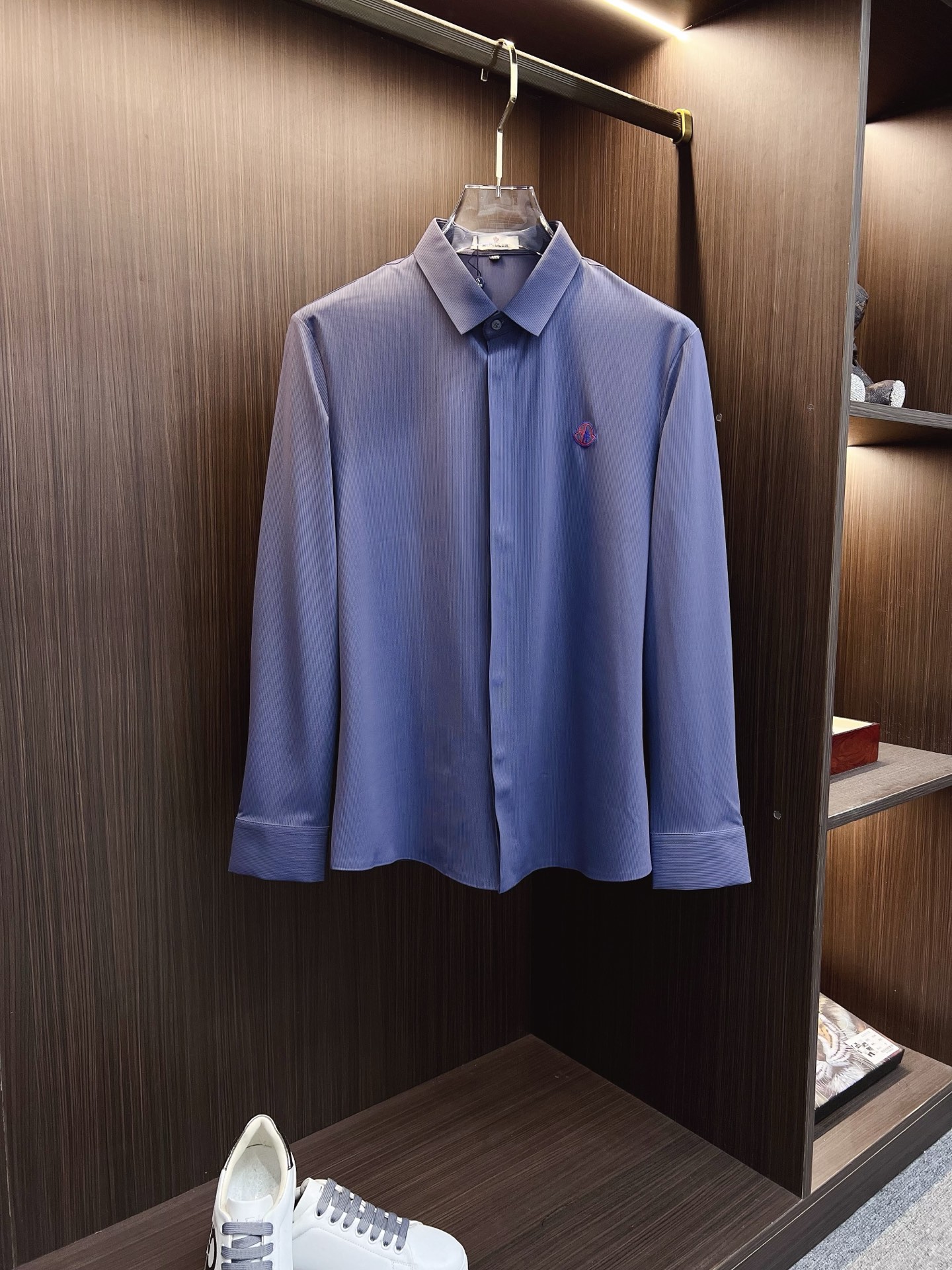 NO:645922,'Meng Mouth' Original single item. Hot item is coming. 2025ss official website new long-sleeved shirt, exquisite embroidered logo high-end version, counter customized fabric. High breathability and comfort, precision production, perfect detail processing, brand element design concept, reflecting high quality. Delicate and soft touch!  It presents a casual cut and the upper body shape is awesome!  Size M-3XL,,Moncler,shirts,alexander wang19860909《蒙口》 原单货.爆款来袭 2025ss官网新款长袖 衬衫 衬衣,精美刺绣Logo 高端版本,专柜定制面料 透气舒适度高,精工制作,细节处理完美无可挑剔,品牌元素设计理念,体现高品质.手感细腻柔软！呈现休闲裁剪,上身版型超赞！码数M-3XL,,Moncler,shirts,alexander wang,Men's clothing