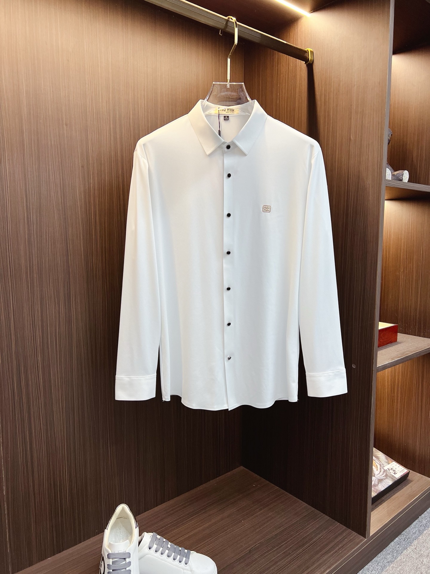 NO:645917,'miu miu' Original single goods. Popular items are coming. 2025ss official website new long-sleeved shirts, exquisite embroidered logo high-end version, counter custom fabrics, high breathability and comfort, precision production, perfect detail processing, brand element design concept, reflecting high quality. Delicate and soft touch!  It presents a casual cut and the upper body shape is awesome!  Size M-3XL,,miumiu,shirts,alexander wang19860909《miu miu》 原单货.爆款来袭 2025ss官网新款长袖 衬衫 衬衣,精美刺绣Logo 高端版本,专柜定制面料 透气舒适度高,精工制作,细节处理完美无可挑剔,品牌元素设计理念,体现高品质.手感细腻柔软！呈现休闲裁剪,上身版型超赞！码数M-3XL,,miumiu,shirts,alexander wang,Men's clothing