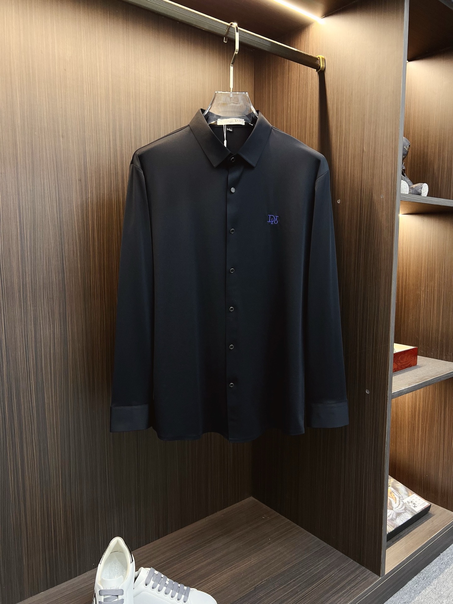 NO:645914,'Dior Dior' original single goods. Popular items are coming. 2025ss official website new long-sleeved shirts, exquisite embroidered logo high-end version, counter-customized fabrics with high breathability and comfort, precision production, perfect detail processing, brand element design concept, reflecting high quality. Delicate and soft touch!  It presents a casual cut and the upper body shape is awesome!  Size M-3XL,,dior,dior,shirts,alexander wang19860909《Dior 迪奥》 原单货.爆款来袭 2025ss官网新款长袖 衬衫 衬衣,精美刺绣Logo 高端版本,专柜定制面料 透气舒适度高,精工制作,细节处理完美无可挑剔,品牌元素设计理念,体现高品质.手感细腻柔软！呈现休闲裁剪,上身版型超赞！码数M-3XL,,dior,dior,shirts,alexander wang,Men's clothing