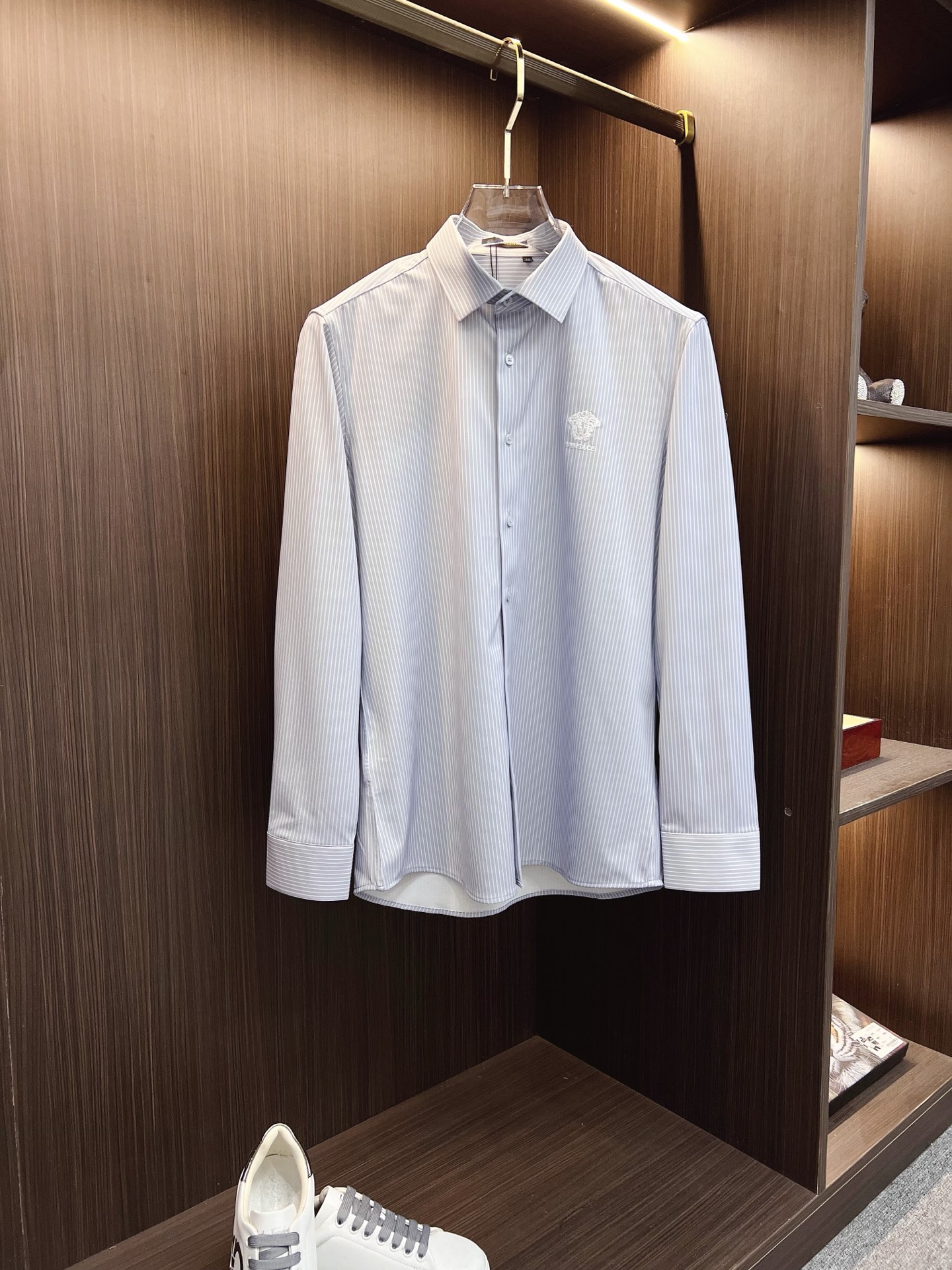 NO:645962,'Versace' original single goods. Popular items are coming. 2025ss official website new long-sleeved shirts, exquisite embroidered logo high-end version, counter-customized fabrics with high breathability and comfort, precision production, perfect detail processing, brand element design concept, reflecting high quality. Delicate and soft feel!  It presents a casual cut and the upper body shape is awesome!  Size M-3XL,,versace,shirts,alexander wang19860909《范思哲》 原单货.爆款来袭 2025ss官网新款长袖 衬衫 衬衣,精美刺绣Logo 高端版本,专柜定制面料 透气舒适度高,精工制作,细节处理完美无可挑剔,品牌元素设计理念,体现高品质.手感细腻柔软！呈现休闲裁剪,上身版型超赞！码数M-3XL,,versace,shirts,alexander wang,Men's clothing