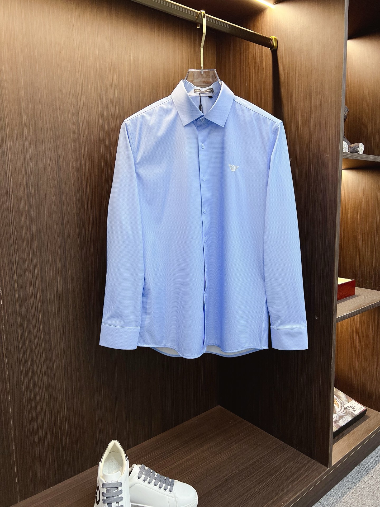 NO:645956,'Armani Armani' original single goods. Popular items are coming. 2025ss official website new long-sleeved shirts, exquisite embroidered logo high-end version, counter-customized fabrics with high breathability and comfort, precision production, perfect detail processing, brand element design concept, reflecting high quality. Delicate and soft touch!  It presents a casual cut and the upper body shape is awesome!  Size M-3XL,,armani,armani,shirts,alexander wang19860909《Armani 阿玛尼》 原单货.爆款来袭 2025ss官网新款长袖 衬衫 衬衣,精美刺绣Logo 高端版本,专柜定制面料 透气舒适度高,精工制作,细节处理完美无可挑剔,品牌元素设计理念,体现高品质.手感细腻柔软！呈现休闲裁剪,上身版型超赞！码数M-3XL,,armani,armani,shirts,alexander wang,Men's clothing