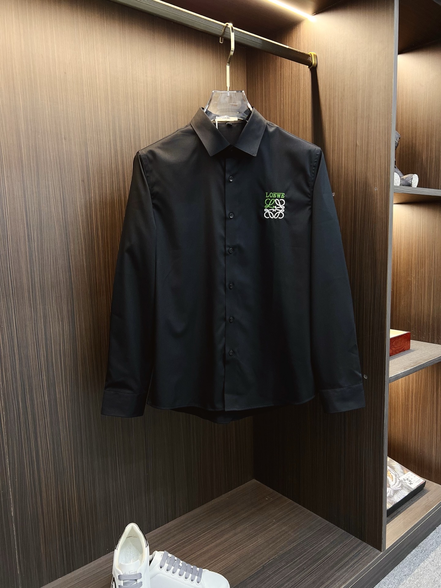 NO:657748,'Loewe' original single goods. Popular items are coming. 2025ss official website new long-sleeved shirts, exquisite embroidered logo high-end version, counter-customized fabrics with high breathability and comfort, precision craftsmanship, perfect detail processing, brand element design concept, reflecting high quality. Delicate and soft feel!  It presents a casual cut and the upper body shape is awesome!  Size M-3XL,,loewe,shirts,alexander wang19860909《罗意威》 原单货.爆款来袭 2025ss官网新款长袖 衬衫 衬衣,精美刺绣Logo 高端版本,专柜定制面料 透气舒适度高,精工制作,细节处理完美无可挑剔,品牌元素设计理念,体现高品质.手感细腻柔软！呈现休闲裁剪,上身版型超赞！码数M-3XL,,loewe,shirts,alexander wang,Men's clothing