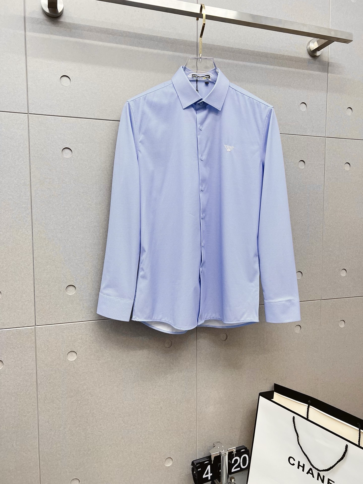 NO:537375,'Armani' original single product. Hot products are coming. SS official website new long-sleeved shirts, exquisite embroidered logos, high-end version, customized counter fabrics, breathable and comfortable, exquisitely crafted, impeccable details, brand elements design concept, reflect high quality. The feel is delicate and soft!  It is casually cut, with a great upper body style!  Code number M-3XL, Armani, Armani, Shirts, Alexander wang19860909《Armani 阿玛尼》 原单货.爆款来袭 ss官网新款长袖 衬衫 衬衣,精美刺绣Logo 高端版本,专柜定制面料 透气舒适度高,精工制作,细节处理完美无可挑剔,品牌元素设计理念,体现高品质.手感细腻柔软！呈现休闲裁剪,上身版型超赞！码数M-3XL,,armani,armani,shirts,alexander wang,Men's clothing