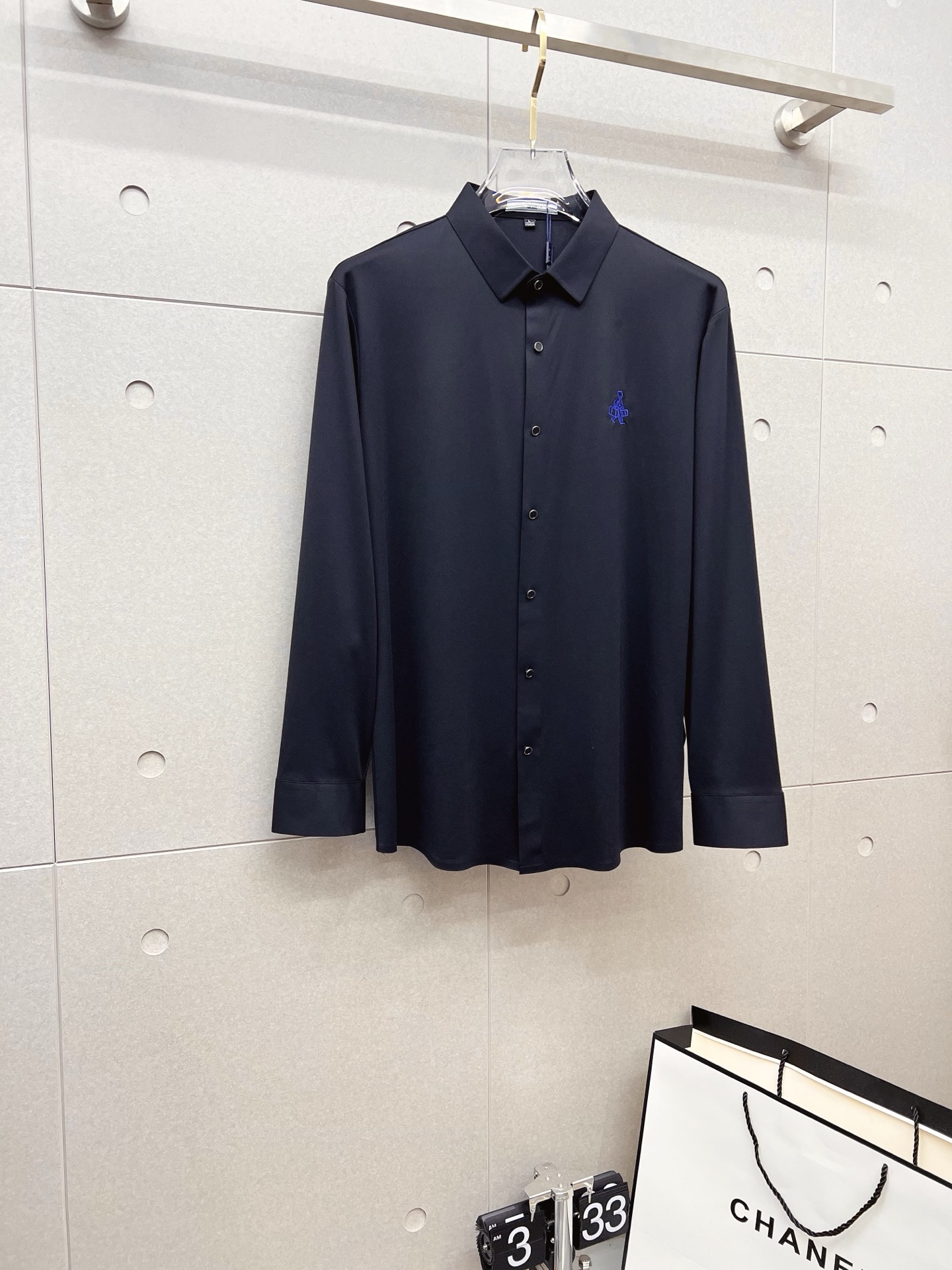 NO:537376,'PRADA' original single product. Hot products are coming. The new long-sleeved shirt, shirt, exquisite embroidered logo, high-end version, customized counter fabric, breathable and comfortable, finely crafted, impeccable details, brand element design concept, reflect high quality. The feel is delicate and soft!  It is casually cut, with a great upper body style!  Code number M-3XL, prada, prada, shirts, alexander wang19860909《PRADA 普拉达》 原单货.爆款来袭 ss官网新款长袖 衬衫 衬衣,精美刺绣Logo 高端版本,专柜定制面料 透气舒适度高,精工制作,细节处理完美无可挑剔,品牌元素设计理念,体现高品质.手感细腻柔软！呈现休闲裁剪,上身版型超赞！码数M-3XL,,prada,prada,shirts,alexander wang,Men's clothing