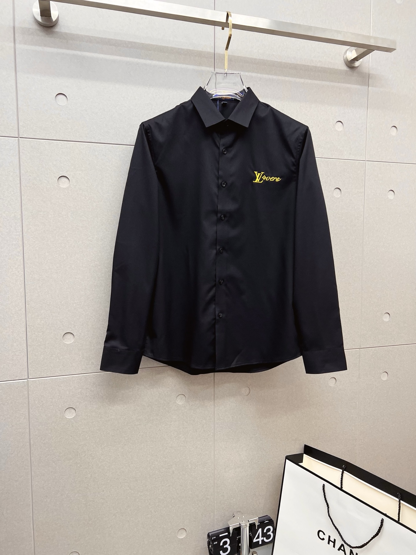 NO:537380,'LV' original single product. Hot products are coming. The new long-sleeved shirt, shirt, exquisite embroidered logo, high-end version, customized counter fabric, breathable and comfortable, exquisitely crafted, impeccable details, brand element design concept, reflect high quality. The feel is delicate and soft!  It is casually cut, with a great upper body style!  Code number M-3XL, louis vuitton,shirts,alexander wang19860909《LV》 原单货.爆款来袭 ss官网新款长袖 衬衫 衬衣,精美刺绣Logo 高端版本,专柜定制面料 透气舒适度高,精工制作,细节处理完美无可挑剔,品牌元素设计理念,体现高品质.手感细腻柔软！呈现休闲裁剪,上身版型超赞！码数M-3XL,,louis vuitton,shirts,alexander wang,Men's clothing