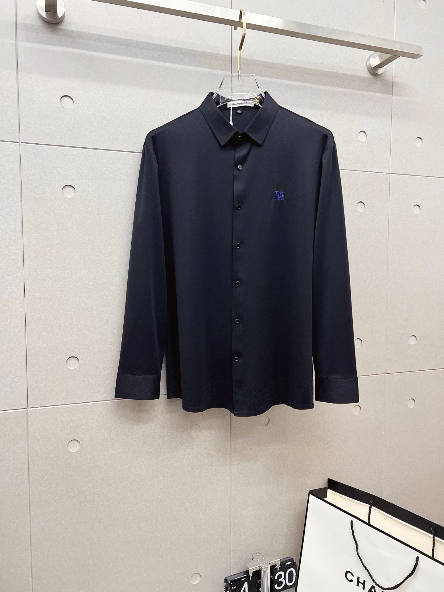 NO:537382,'Dior' original single product. Hot products are coming. The new long-sleeved shirt, shirt, exquisite embroidered logo, high-end version, customized counter fabric, breathable and comfortable, exquisitely crafted, impeccable details, brand element design concept, reflect high quality. The feel is delicate and soft!  It is casually cut, with a great upper body style!  Code number M-3XL, dior, dior,shirts,alexander wang19860909《Dior 迪奥》 原单货.爆款来袭 ss官网新款长袖 衬衫 衬衣,精美刺绣Logo 高端版本,专柜定制面料 透气舒适度高,精工制作,细节处理完美无可挑剔,品牌元素设计理念,体现高品质.手感细腻柔软！呈现休闲裁剪,上身版型超赞！码数M-3XL,,dior,dior,shirts,alexander wang,Men's clothing