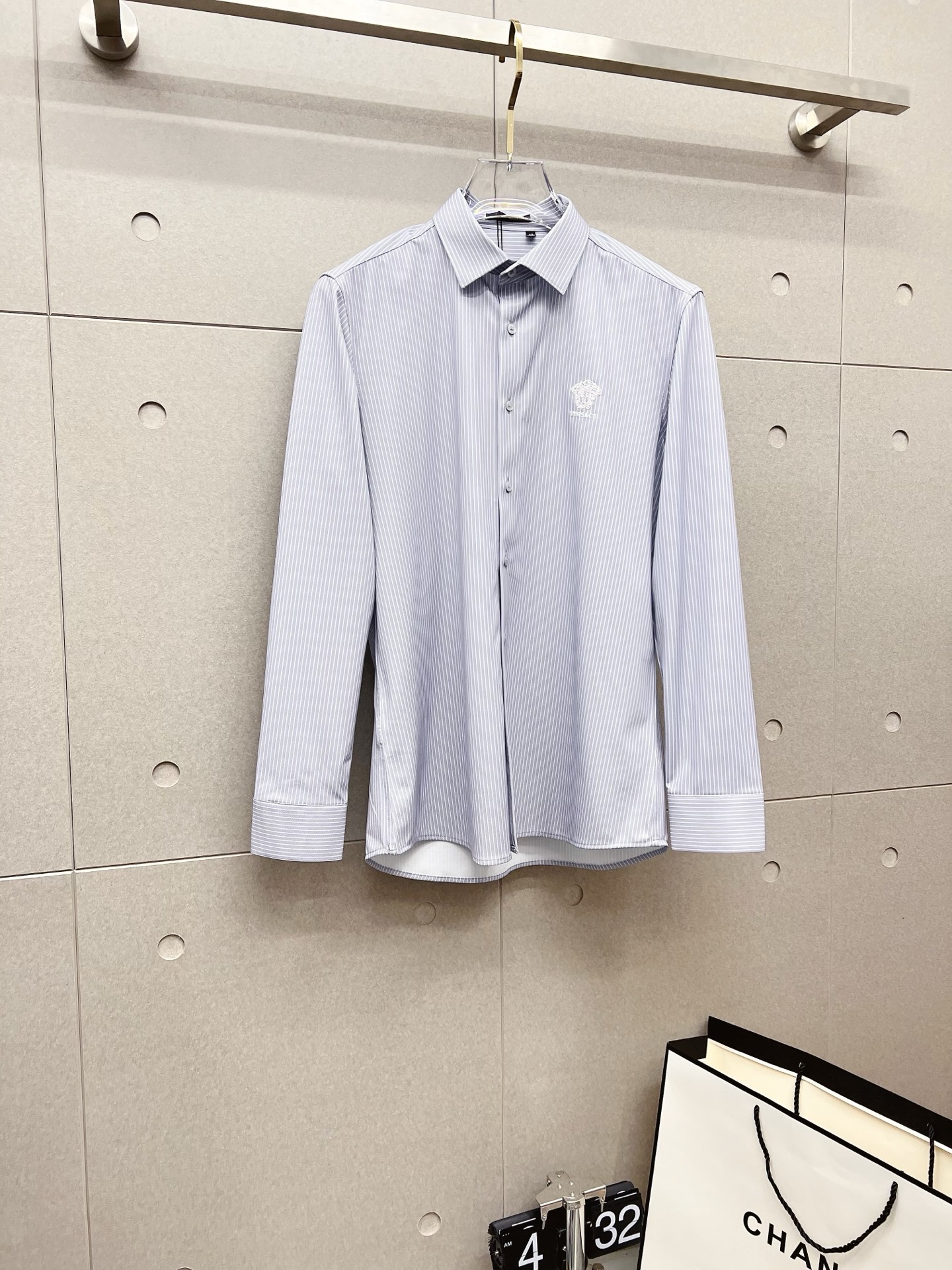 NO:537384,'Versey' is the original single product. The hot product is coming. The new long-sleeved shirt, shirt, exquisite embroidered logo, high-end version, customized fabric for counter, breathable and comfortable, exquisitely crafted, impeccable details, brand element design concept, reflecting high quality. The feel is delicate and soft!  It is casually cut, with a great upper body style!  Code number M-3XL, versace,shirts,alexander wang19860909《范思哲》 原单货.爆款来袭 ss官网新款长袖 衬衫 衬衣,精美刺绣Logo 高端版本,专柜定制面料 透气舒适度高,精工制作,细节处理完美无可挑剔,品牌元素设计理念,体现高品质.手感细腻柔软！呈现休闲裁剪,上身版型超赞！码数M-3XL,,versace,shirts,alexander wang,Men's clothing