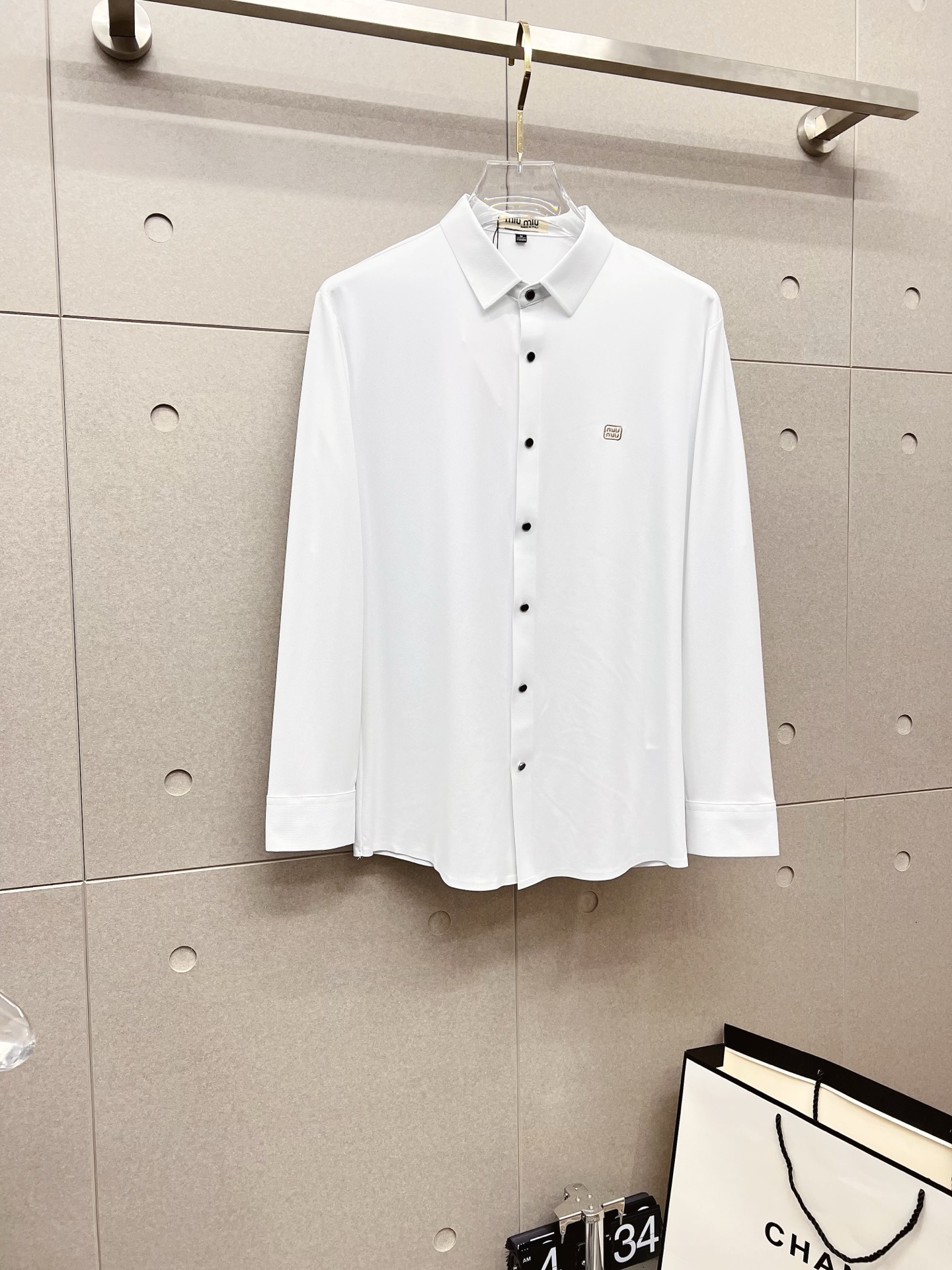 NO:537386,'miu miu' original single product. Hot products are coming. SS official website new long-sleeved shirts, shirts, exquisite embroidered logos, high-end version, customized counter fabrics, breathable and comfortable, exquisitely crafted, impeccable details, brand elements design concept, reflect high quality. The feel is delicate and soft!  It is casually cut, with a great upper body style!  Code number M-3XL, miumiu,shirts,alexander wang19860909《miu miu》 原单货.爆款来袭 ss官网新款长袖 衬衫 衬衣,精美刺绣Logo 高端版本,专柜定制面料 透气舒适度高,精工制作,细节处理完美无可挑剔,品牌元素设计理念,体现高品质.手感细腻柔软！呈现休闲裁剪,上身版型超赞！码数M-3XL,,miumiu,shirts,alexander wang,Men's clothing