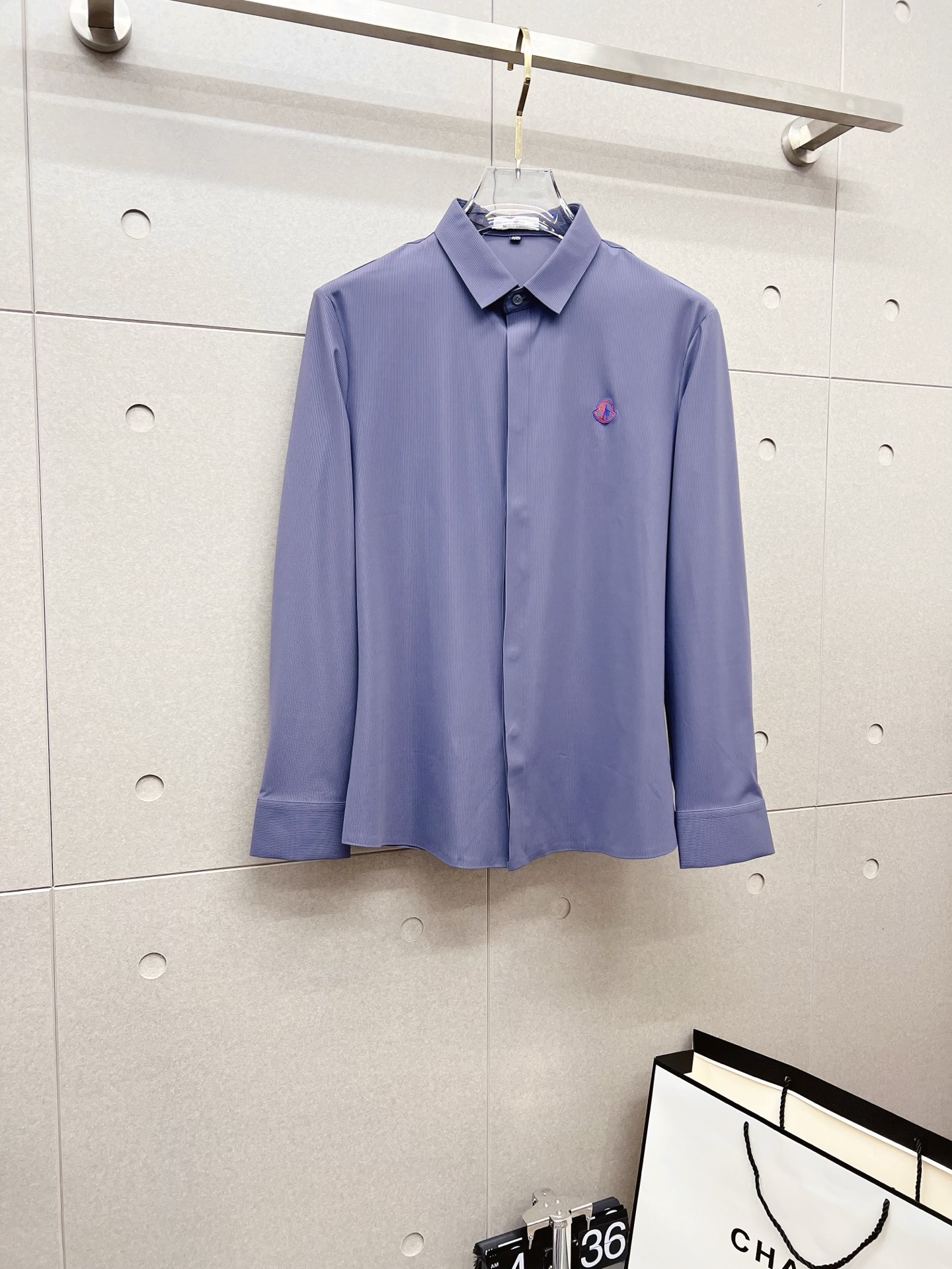 NO:537388,'The Mask' is the original single product. The hot product is coming. The new long-sleeved shirt, shirt, exquisite embroidered logo, high-end version, customized fabric for counter, breathable and comfortable, exquisitely crafted, impeccable details, brand element design concept, reflects high quality. The feel is delicate and soft!  It is casually cut, with a great upper body style!  Code number M-3XL, Moncler, Shirts, alexander wang19860909《蒙口》 原单货.爆款来袭 ss官网新款长袖 衬衫 衬衣,精美刺绣Logo 高端版本,专柜定制面料 透气舒适度高,精工制作,细节处理完美无可挑剔,品牌元素设计理念,体现高品质.手感细腻柔软！呈现休闲裁剪,上身版型超赞！码数M-3XL,,Moncler,shirts,alexander wang,Men's clothing