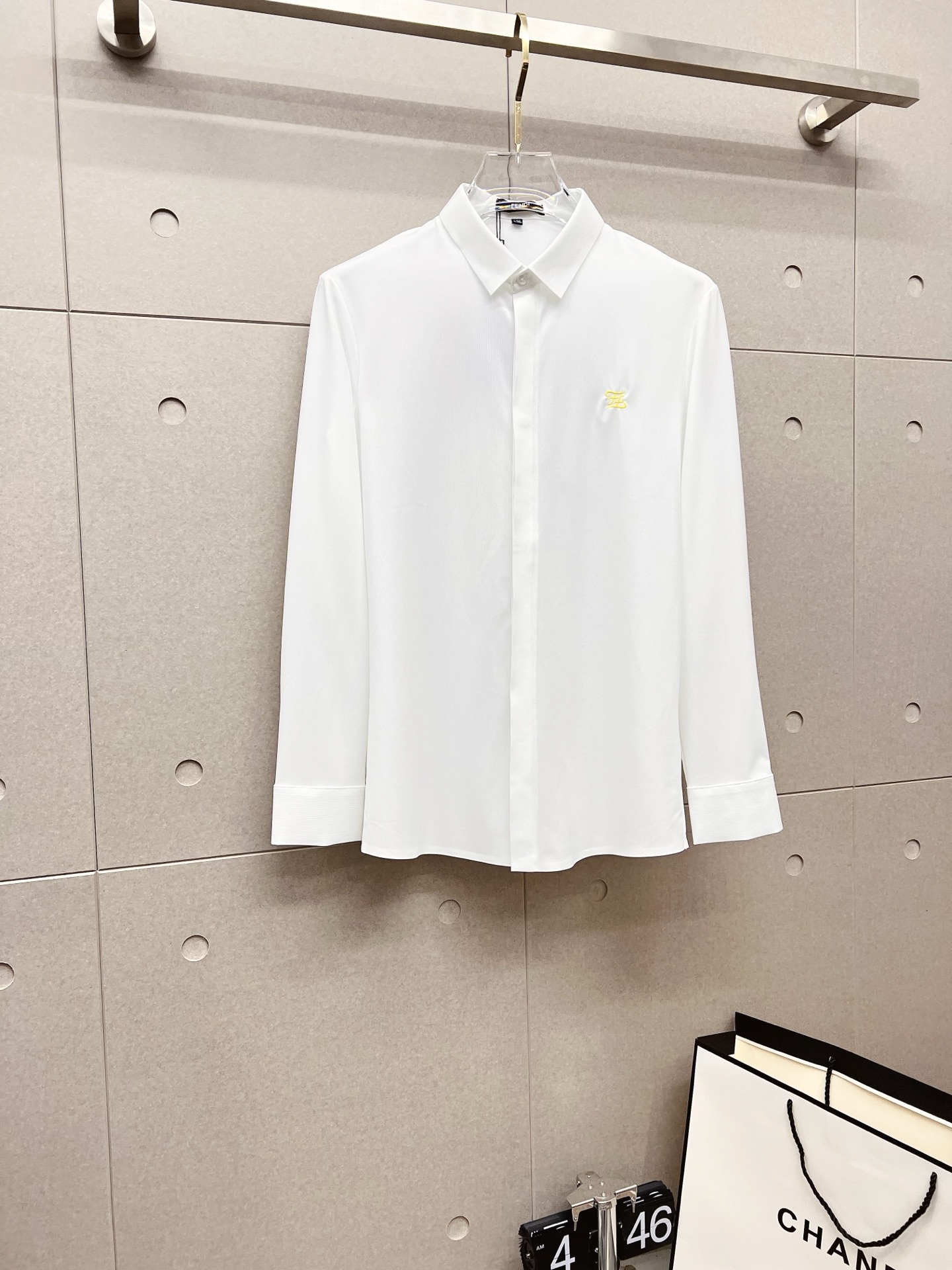 NO:537394,'FENDI' original single product. Hot products are coming. The new long-sleeved shirt, shirt, exquisite embroidered logo, high-end version, customized counter fabric, breathable and comfortable, finely crafted, impeccable details, brand element design concept, reflect high quality. The feel is delicate and soft!  It is casually cut, with a great upper body style!  Code number M-3XL, fendi, fendi, shirts, alexander wang19860909《FENDI 芬迪》 原单货.爆款来袭 ss官网新款长袖 衬衫 衬衣,精美刺绣Logo 高端版本,专柜定制面料 透气舒适度高,精工制作,细节处理完美无可挑剔,品牌元素设计理念,体现高品质.手感细腻柔软！呈现休闲裁剪,上身版型超赞！码数M-3XL,,fendi,fendi,shirts,alexander wang,Men's clothing