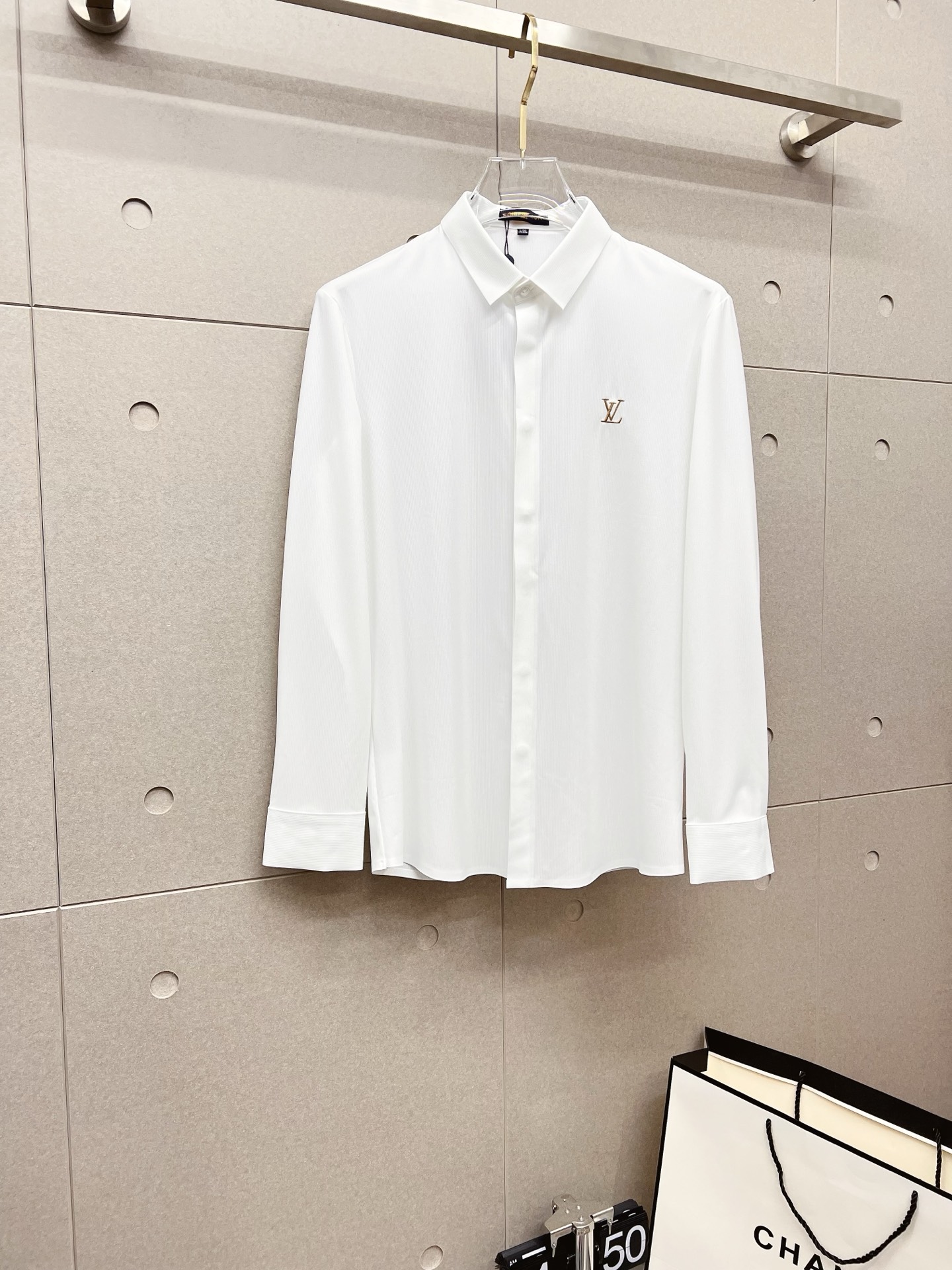 NO:537390,'LV' original single product. Hot products are coming. The new long-sleeved shirt, shirt, exquisite embroidered logo, high-end version, customized counter fabric, breathable and comfortable, exquisitely crafted, impeccable details, brand element design concept, reflect high quality. The feel is delicate and soft!  It is casually cut, with a great upper body style!  Code number M-3XL, louis vuitton,shirts,alexander wang19860909《LV》 原单货.爆款来袭 ss官网新款长袖 衬衫 衬衣,精美刺绣Logo 高端版本,专柜定制面料 透气舒适度高,精工制作,细节处理完美无可挑剔,品牌元素设计理念,体现高品质.手感细腻柔软！呈现休闲裁剪,上身版型超赞！码数M-3XL,,louis vuitton,shirts,alexander wang,Men's clothing