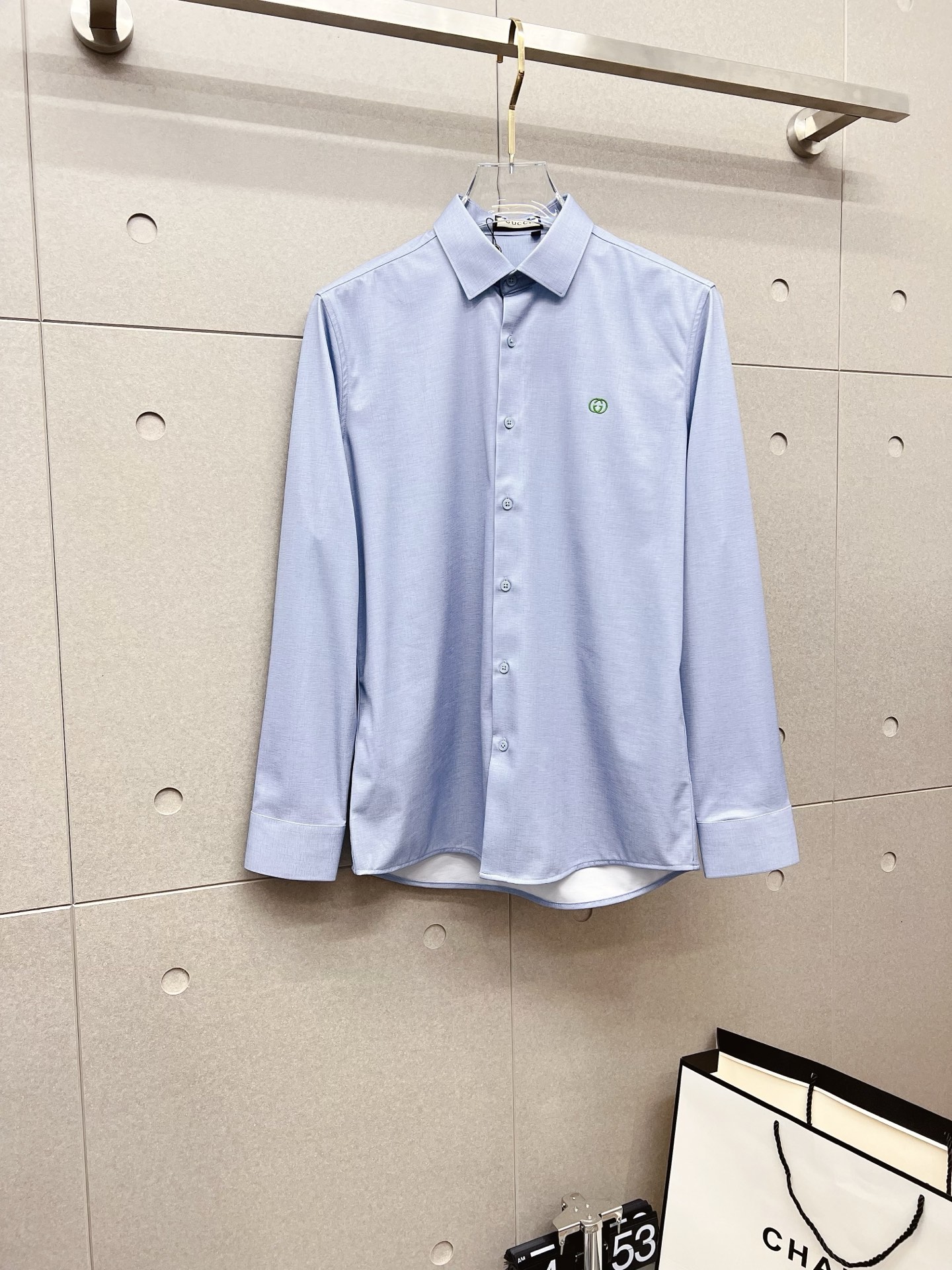 NO:537392,'GUCCI Guqi' original single product. Hot products are coming. The new long-sleeved shirt, shirt, exquisite embroidered logo, high-end version, customized counter fabric, breathable and comfortable, exquisitely crafted, impeccable details, brand element design concept, reflect high quality. The feel is delicate and soft!  It is casually cut, with a great upper body style!  Code number M-3XL, gucci,shirts,alexander wang19860909《GUCCI 古奇》 原单货.爆款来袭 ss官网新款长袖 衬衫 衬衣,精美刺绣Logo 高端版本,专柜定制面料 透气舒适度高,精工制作,细节处理完美无可挑剔,品牌元素设计理念,体现高品质.手感细腻柔软！呈现休闲裁剪,上身版型超赞！码数M-3XL,,gucci,shirts,alexander wang,Men's clothing