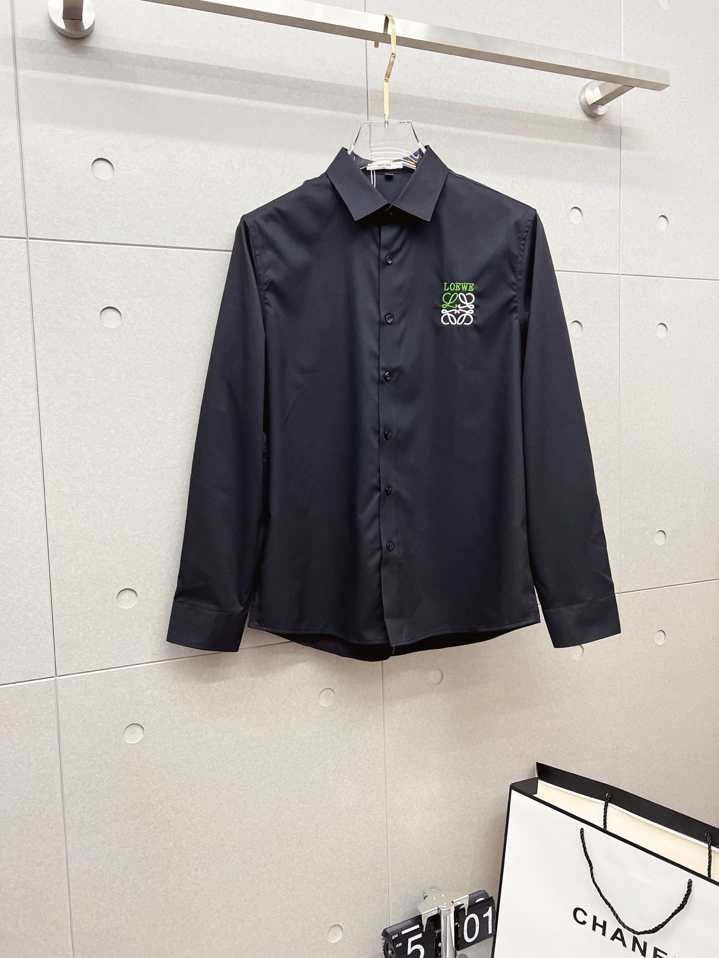 NO:537377,'Lo Yiwei' is the original single product. The hot product is coming. The new long-sleeved shirt, shirt, exquisite embroidered logo, high-end version, customized counter fabric, breathable and comfortable, exquisitely crafted, impeccable details, brand element design concept, reflects high quality. The feel is delicate and soft!  It is casually cut, with a great upper body style!  Code number M-3XL, loewe,shirts,alexander wang19860909《罗意威》 原单货.爆款来袭 ss官网新款长袖 衬衫 衬衣,精美刺绣Logo 高端版本,专柜定制面料 透气舒适度高,精工制作,细节处理完美无可挑剔,品牌元素设计理念,体现高品质.手感细腻柔软！呈现休闲裁剪,上身版型超赞！码数M-3XL,,loewe,shirts,alexander wang,Men's clothing