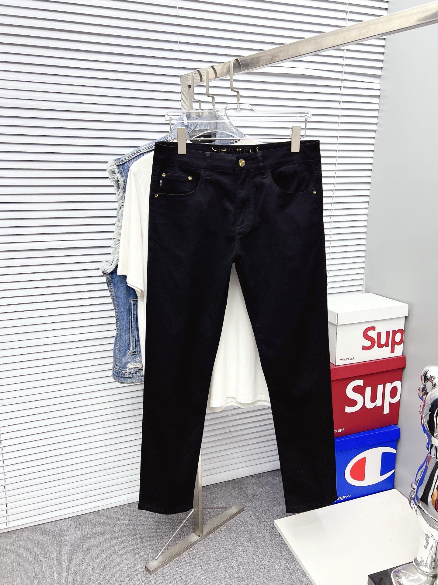 NO:519823,FENDI New models are coming, 2025 spring and summer new products are available for sale in counters. The original 1:1 product for physical store top casual pants, suitable for all ages. The highest version of the imported European fabric in the market is comfortable, soft and skin-friendly, with super cool and fashionable and versatile upper body effect, straight and stylish, a must-have for the wardrobe!  Suitable for any occasion Size: 29-40,,fendi,fendi,alexander wang19860909FENDI 芬迪 新款来袭 2025春夏新款新品 专柜有售 实体店极品休闲裤专柜原版1:1好货,适合各个年龄段.市场最高版本的欧洲进口面料.舒适柔软亲肤,上身效果超级棒时尚百搭,笔挺有型,衣橱必备！适合任何场合穿着 尺码:29-40,,fendi,fendi,alexander wang,Men's clothing