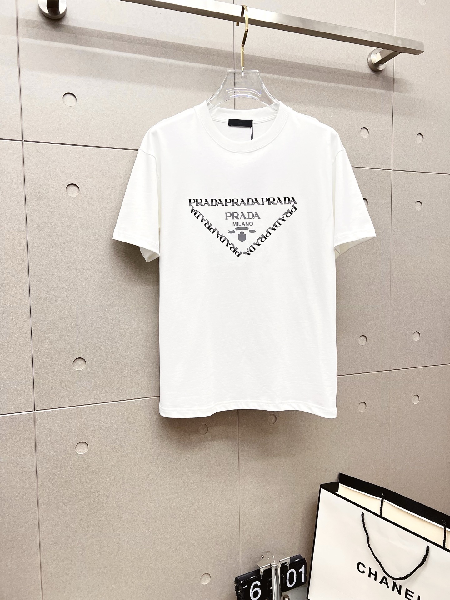 NO:523421,PRADA 2025ss Spring and Summer High-quality Couple Short-sleeved T-shirt, 260g Gucci Double Yarn Trendy Brand Cotton, Craft Level, Auxiliary Materials, Car Line Workmanship Meets the Quality Requirements, Super Easy to Match, Shoulder-Dropping Style, Quality and Cutting Design are all first-class, with a full-size and light-matching color matching. Size-digit s-xl,,gucci,prada,prada,T-shirt,tees,t-shirt,alexander wang19860909PRADA 普拉达 2025ss春夏高品质情侣款短袖T恤,甄选260克古驰双纱潮牌棉,工艺品级别,辅料顶真,车线做工符合精品要求,超级好搭配,落肩款,品质及剪裁设计都堪称一流,型格十足,配色轻熟百搭.码数s-xl,,gucci,prada,prada,T-shirt,tees，t-shirt,alexander wang,Men's clothing