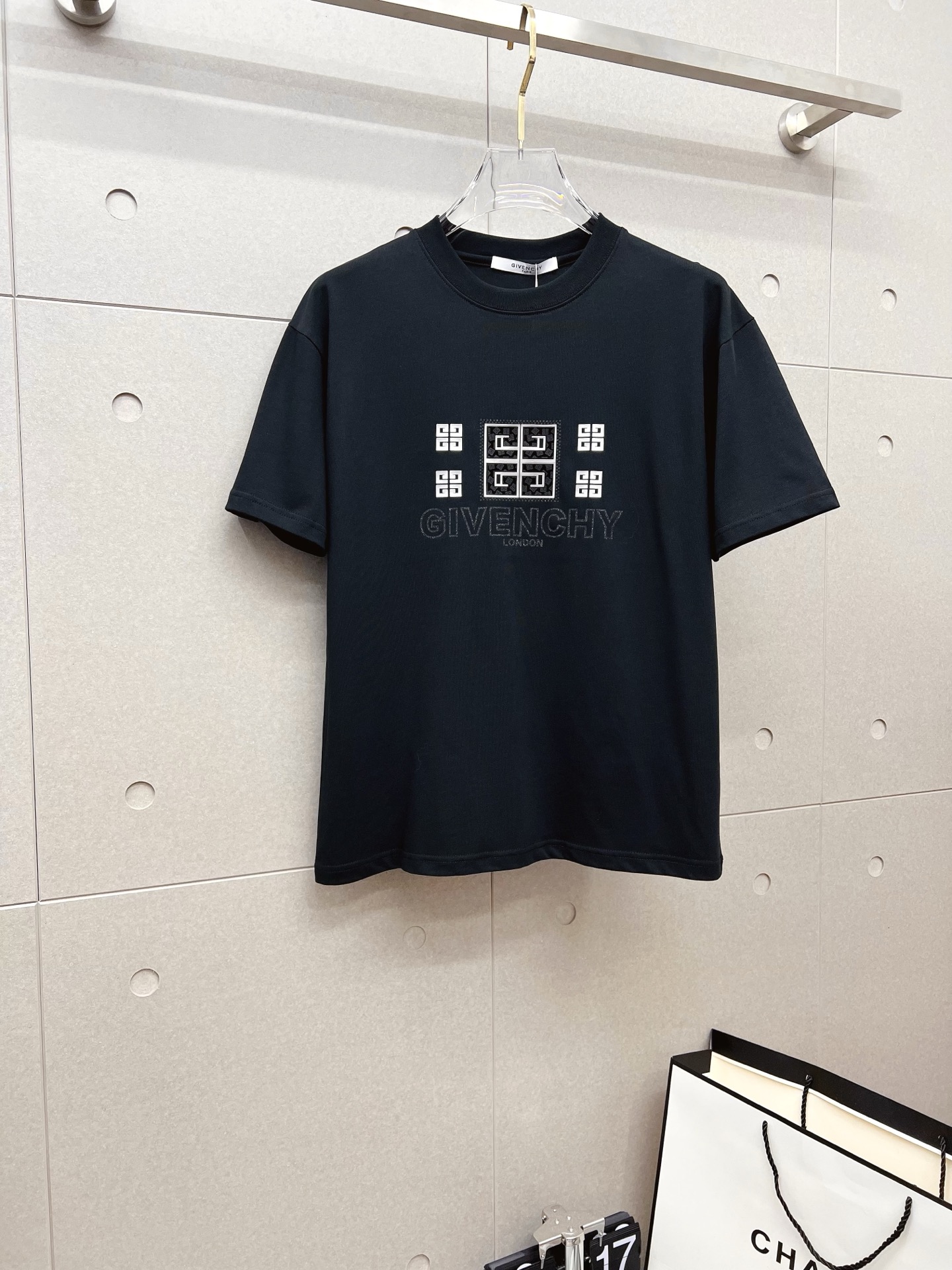 NO:523430,Givenchy 2025ss Spring and Summer High-quality Couple Short-sleeved T-shirt Selected 260g Gucci Double Yarn Trendy Brand Cotton, Craft Level, Auxiliary Materials, Car Line Workmanship Meets the Quality Requirements, Super Easy to Match, Quality and Cut Design are all first-class, with a full-size and light-matching color matching. Size-digit s-xl, given, Gucci, T-shirt, Tees, T-shirt, Alexander Wang19860909纪梵希 2025ss春夏高品质情侣款短袖T恤,甄选260克古驰双纱潮牌棉,工艺品级别,辅料顶真,车线做工符合精品要求,超级好搭配,落肩款,品质及剪裁设计都堪称一流,型格十足,配色轻熟百搭.码数s-xl,,givenchy,gucci,T-shirt,tees，t-shirt,alexander wang,Men's clothing