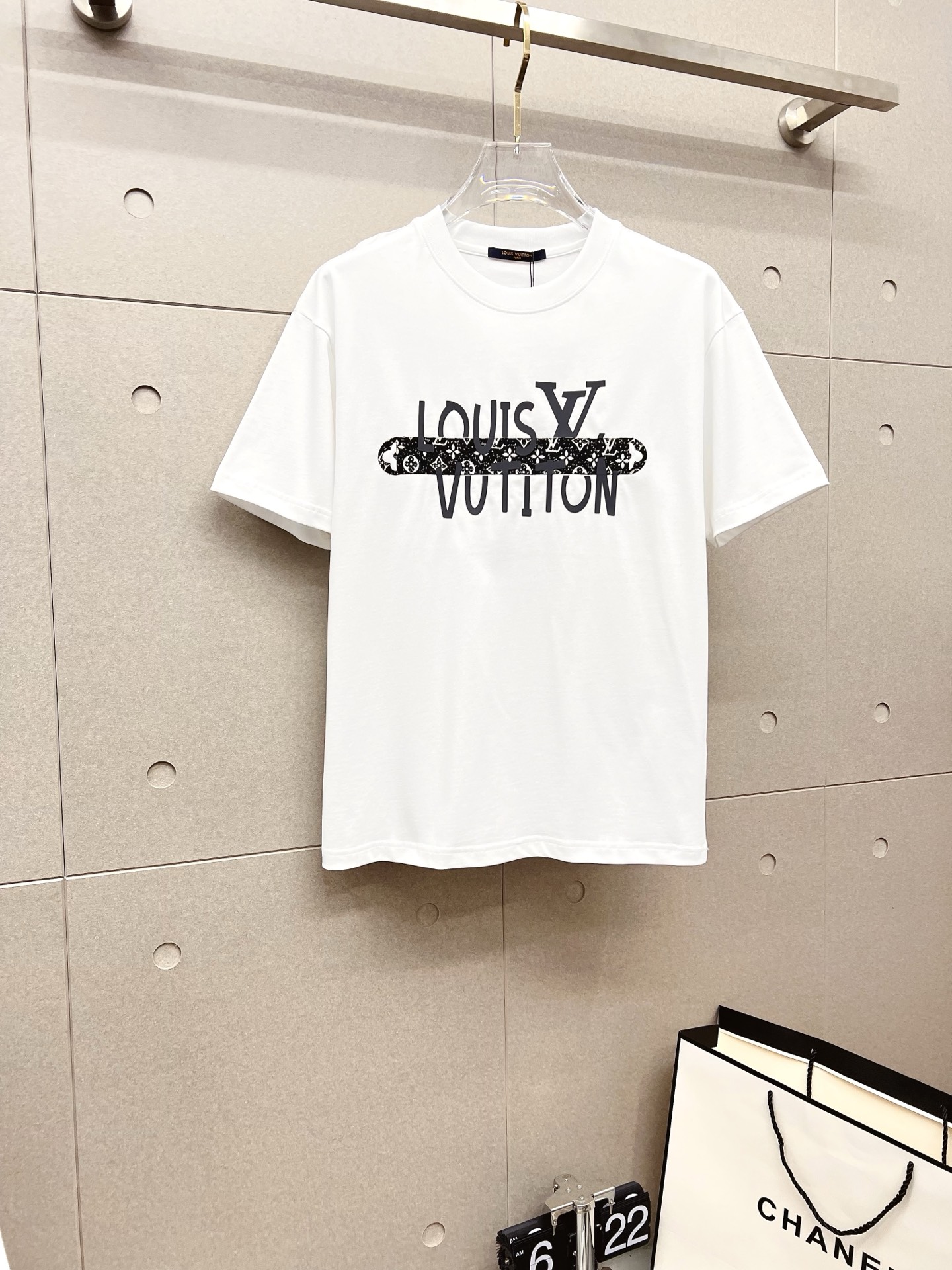 NO:523433,LV 2025ss Spring and Summer High-quality Couple Short-sleeved T-shirt Selected 260g Gucci Double Yarn Trendy Brand Cotton, Craft Level, Auxiliary Materials, Car Line Workmanship Meets the Quality Requirements, Super Easy to Match, Shoulder-Dropping Style, Quality and Cutting Design are all first-class, with a full-size and light-matching color matching. Size-digit s-xl, gucci, louis vuitton, T-shirt, tees, t-shirt, alexander wang19860909LV 2025ss春夏高品质情侣款短袖T恤,甄选260克古驰双纱潮牌棉,工艺品级别,辅料顶真,车线做工符合精品要求,超级好搭配,落肩款,品质及剪裁设计都堪称一流,型格十足,配色轻熟百搭.码数s-xl,,gucci,louis vuitton,T-shirt,tees，t-shirt,alexander wang,Men's clothing