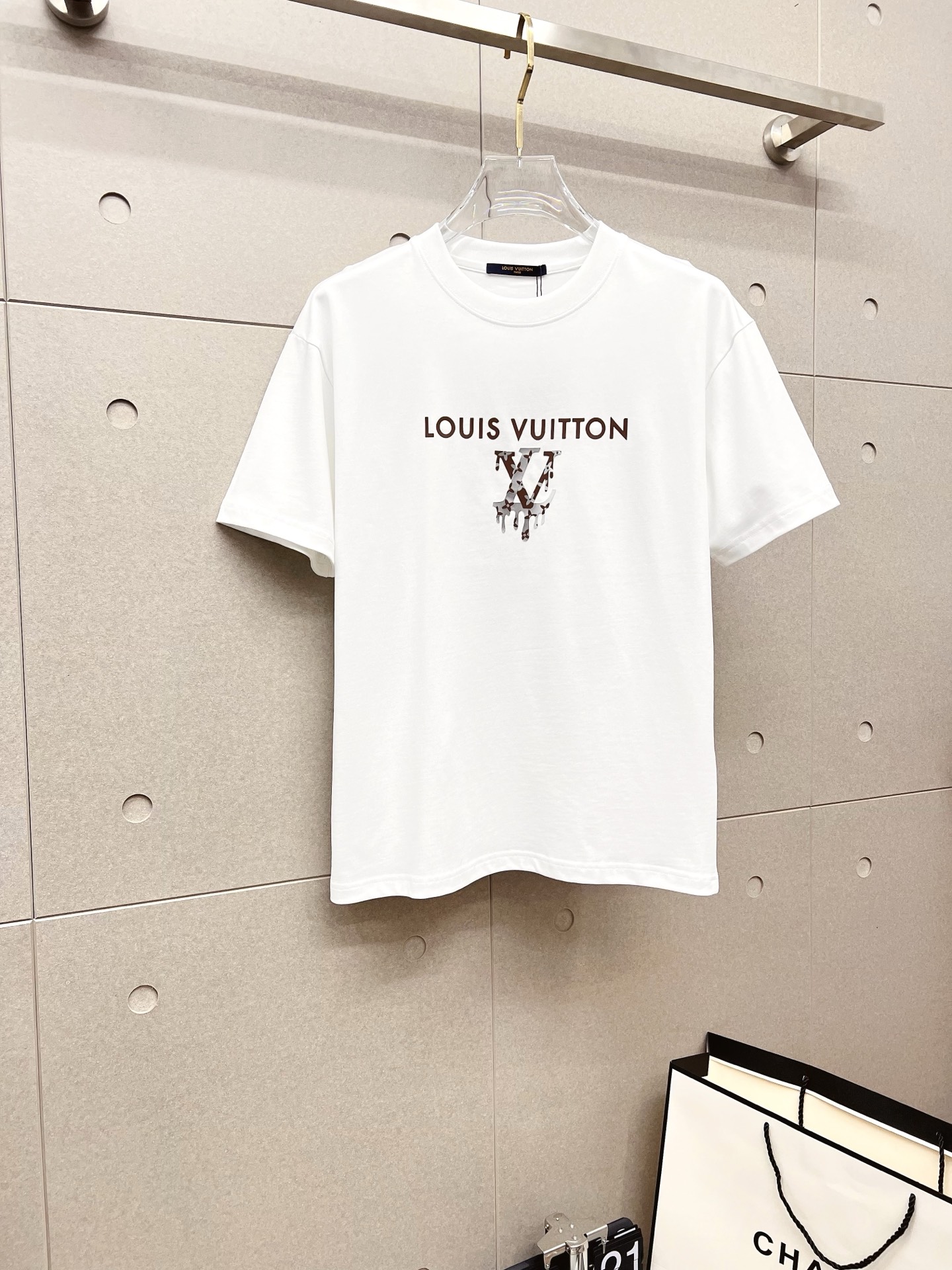 NO:523410,LV 2025ss Spring and Summer High-quality Couple Short-sleeved T-shirt Selected 260g Gucci Double Yarn Trendy Brand Cotton, Craft Level, Auxiliary Materials, Car Line Workmanship Meets the Quality Requirements, Super Easy to Match, Shoulder-Dropping Style, Quality and Cutting Design are all first-class, with a full-size and light-matching color matching. Size-digit s-xl, gucci, louis vuitton, T-shirt, tees, t-shirt, alexander wang19860909LV 2025ss春夏高品质情侣款短袖T恤,甄选260克古驰双纱潮牌棉,工艺品级别,辅料顶真,车线做工符合精品要求,超级好搭配,落肩款,品质及剪裁设计都堪称一流,型格十足,配色轻熟百搭.码数s-xl,,gucci,louis vuitton,T-shirt,tees，t-shirt,alexander wang,Men's clothing