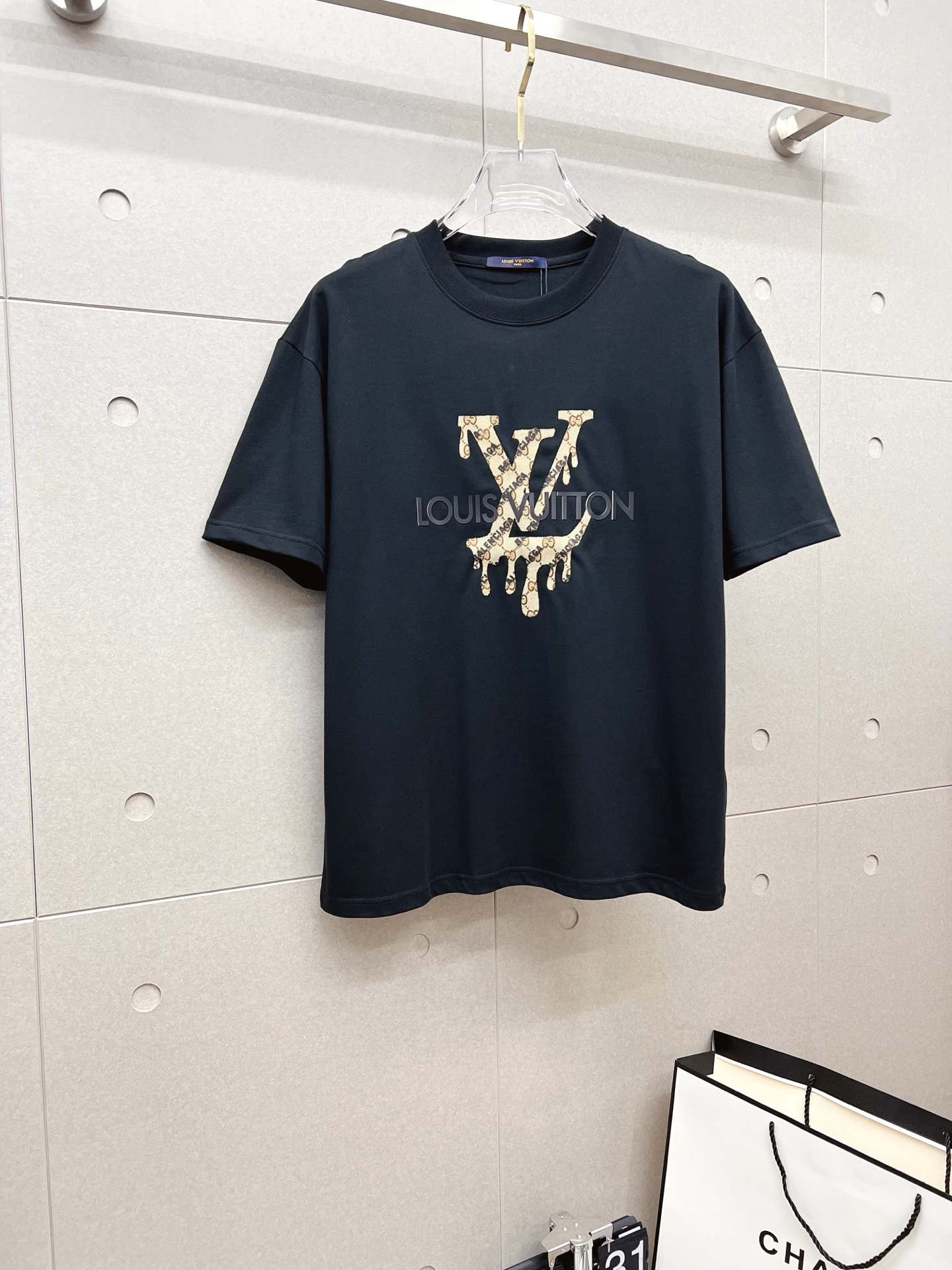 NO:523416,LV 2025ss Spring and Summer High-quality Couple Short-sleeved T-shirt Selected 260g Gucci Double Yarn Trendy Brand Cotton, Craft Level, Auxiliary Materials, Car Line Workmanship Meets the Quality Requirements, Super Easy to Match, Shoulder-Dropping Style, Quality and Cutting Design are all first-class, with a full-size and light-matching color matching. Size-digit s-xl, gucci, louis vuitton, T-shirt, tees, t-shirt, alexander wang19860909LV 2025ss春夏高品质情侣款短袖T恤,甄选260克古驰双纱潮牌棉,工艺品级别,辅料顶真,车线做工符合精品要求,超级好搭配,落肩款,品质及剪裁设计都堪称一流,型格十足,配色轻熟百搭.码数s-xl,,gucci,louis vuitton,T-shirt,tees，t-shirt,alexander wang,Men's clothing