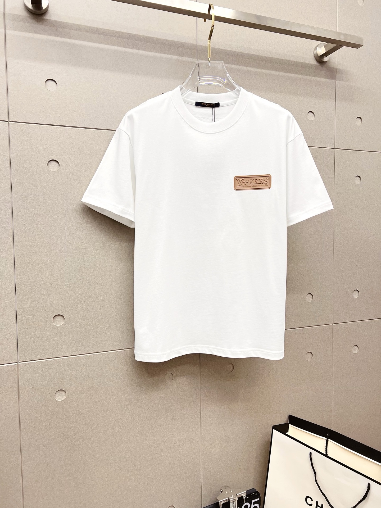 NO:523422,LV 2025ss Spring and Summer High-quality Couple Short-sleeved T-shirt Selected 260g Gucci Double Yarn Trendy Brand Cotton, Craft Level, Auxiliary Materials, Car Line Workmanship Meets the Quality Requirements, Super Easy to Match, Quality and Cut Design are all first-class, Full Stylish, Color Matching, Made in Proficiency and Versatile. Code Numbers s-xl, Gucci, Louis vuitton, T-shirt, Tees, T-shirt, Alexander Wang19860909LV 2025ss春夏高品质情侣款短袖T恤,甄选260克古驰双纱潮牌棉,工艺品级别,辅料顶真,车线做工符合精品要求,超级好搭配,落肩款,品质及剪裁设计都堪称一流,型格十足,配色轻熟百搭.码数s-xl,,gucci,louis vuitton,T-shirt,tees，t-shirt,alexander wang,Men's clothing