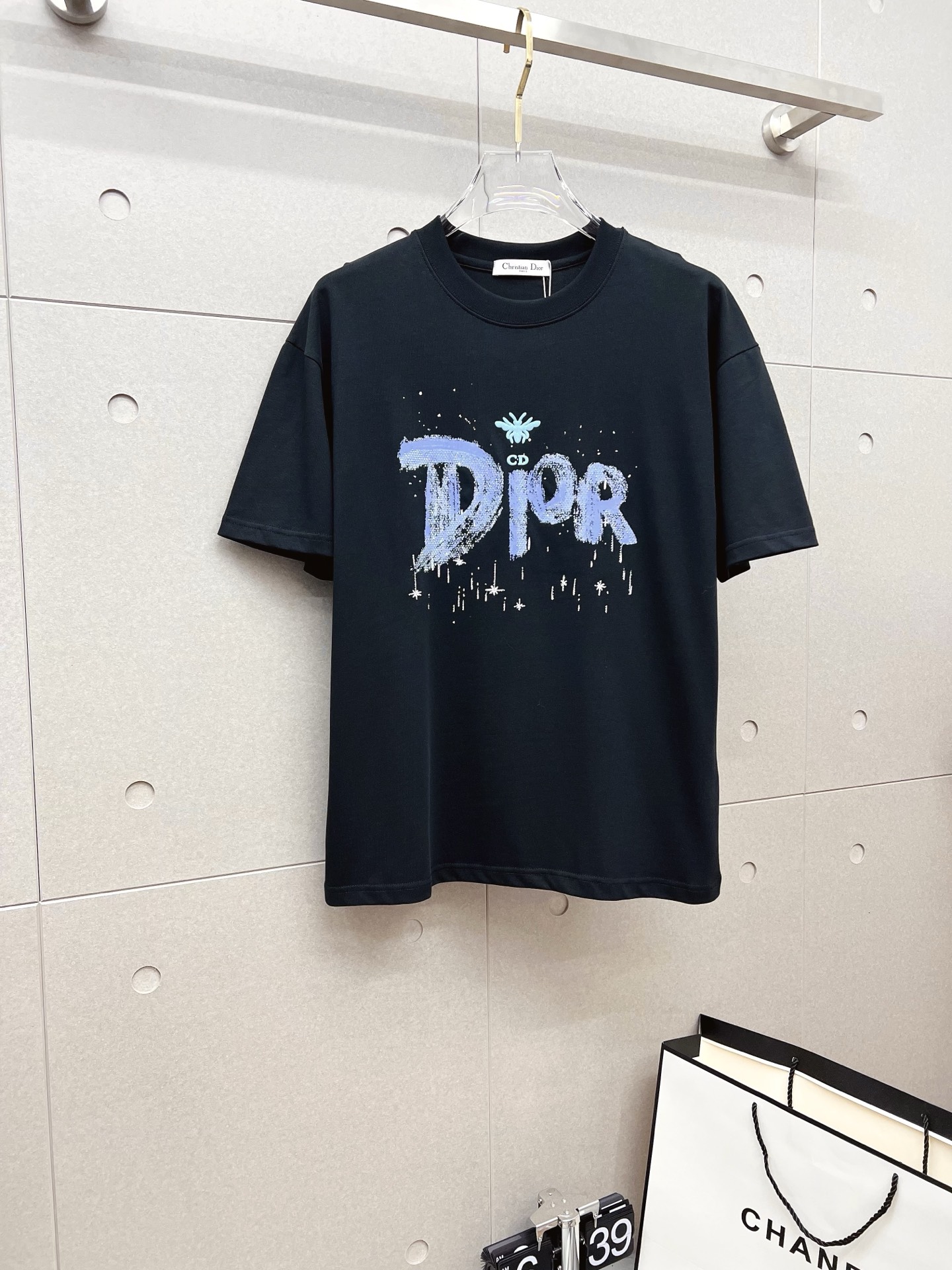 NO:523407,Dior 2025ss Spring and Summer High-quality Couple Short-sleeved T-shirt, 260g Gucci Double Yarn Trendy Brand Cotton, Craft Level, Auxiliary Materials, Car Line Workmanship Meets the Quality Requirements, Super Easy to Match, Quality and Cut Design are all first-class, Full Stylish, Color Matching, Made in a Light and Versatile. Codes s-xl, Dior, Dior, Gucci, T-shirt, Tees, T-shirt, Alexander Wang19860909Dior 迪奥 2025ss春夏高品质情侣款短袖T恤,甄选260克古驰双纱潮牌棉,工艺品级别,辅料顶真,车线做工符合精品要求,超级好搭配,落肩款,品质及剪裁设计都堪称一流,型格十足,配色轻熟百搭.码数s-xl,,dior,dior,gucci,T-shirt,tees，t-shirt,alexander wang,Men's clothing