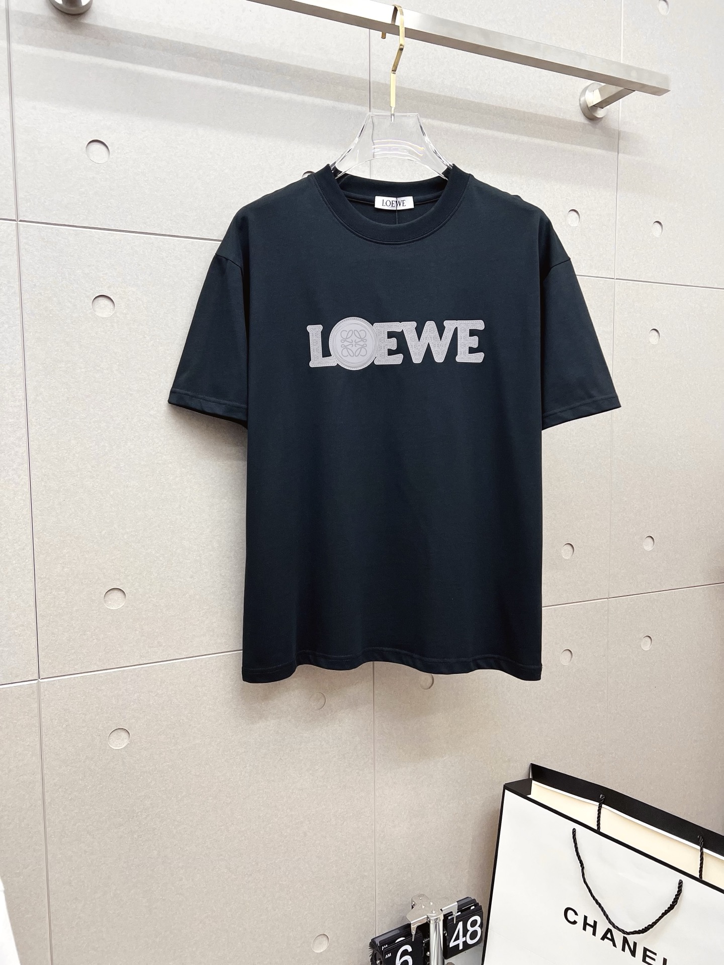 NO:523419,Luo Yiwei 2025ss Spring and Summer High-quality Couple Short-sleeved T-shirt, 260g Gucci Double Yarn Trendy Brand Cotton, Craft Level, Auxiliary Materials, Car Line Workmanship Meets the Quality Requirements, Super Easy to Match, Quality and Cutting Design are all first-class, with a full-size and light-matching color matching. Size-digit s-xl, gucci, loewe, T-shirt, tees, t-shirt, alexander wang19860909罗意威 2025ss春夏高品质情侣款短袖T恤,甄选260克古驰双纱潮牌棉,工艺品级别,辅料顶真,车线做工符合精品要求,超级好搭配,落肩款,品质及剪裁设计都堪称一流,型格十足,配色轻熟百搭.码数s-xl,,gucci,loewe,T-shirt,tees，t-shirt,alexander wang,Men's clothing