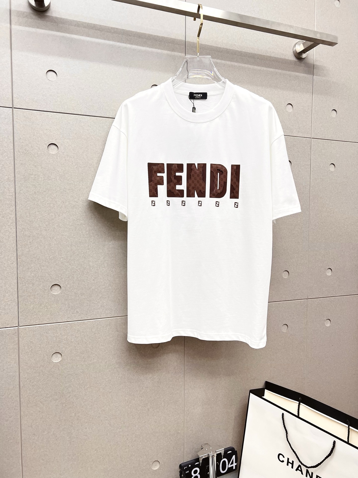 NO:523425,FENDI 2025ss Spring and Summer High-quality Couple Short-sleeved T-shirt, 260g Gucci Double Yarn Trendy Brand Cotton, Craft Level, Auxiliary Materials, Car Line Workmanship Meets the Quality Requirements, Super Easy to Match, Quality and Cut Design are all first-class, with a full-size and light-matching color matching. Size-digit s-xl,,fendi,fendi,gucci,T-shirt,tees,t-shirt,alexander wang19860909FENDI 芬迪 2025ss春夏高品质情侣款短袖T恤,甄选260克古驰双纱潮牌棉,工艺品级别,辅料顶真,车线做工符合精品要求,超级好搭配,落肩款,品质及剪裁设计都堪称一流,型格十足,配色轻熟百搭.码数s-xl,,fendi,fendi,gucci,T-shirt,tees，t-shirt,alexander wang,Men's clothing