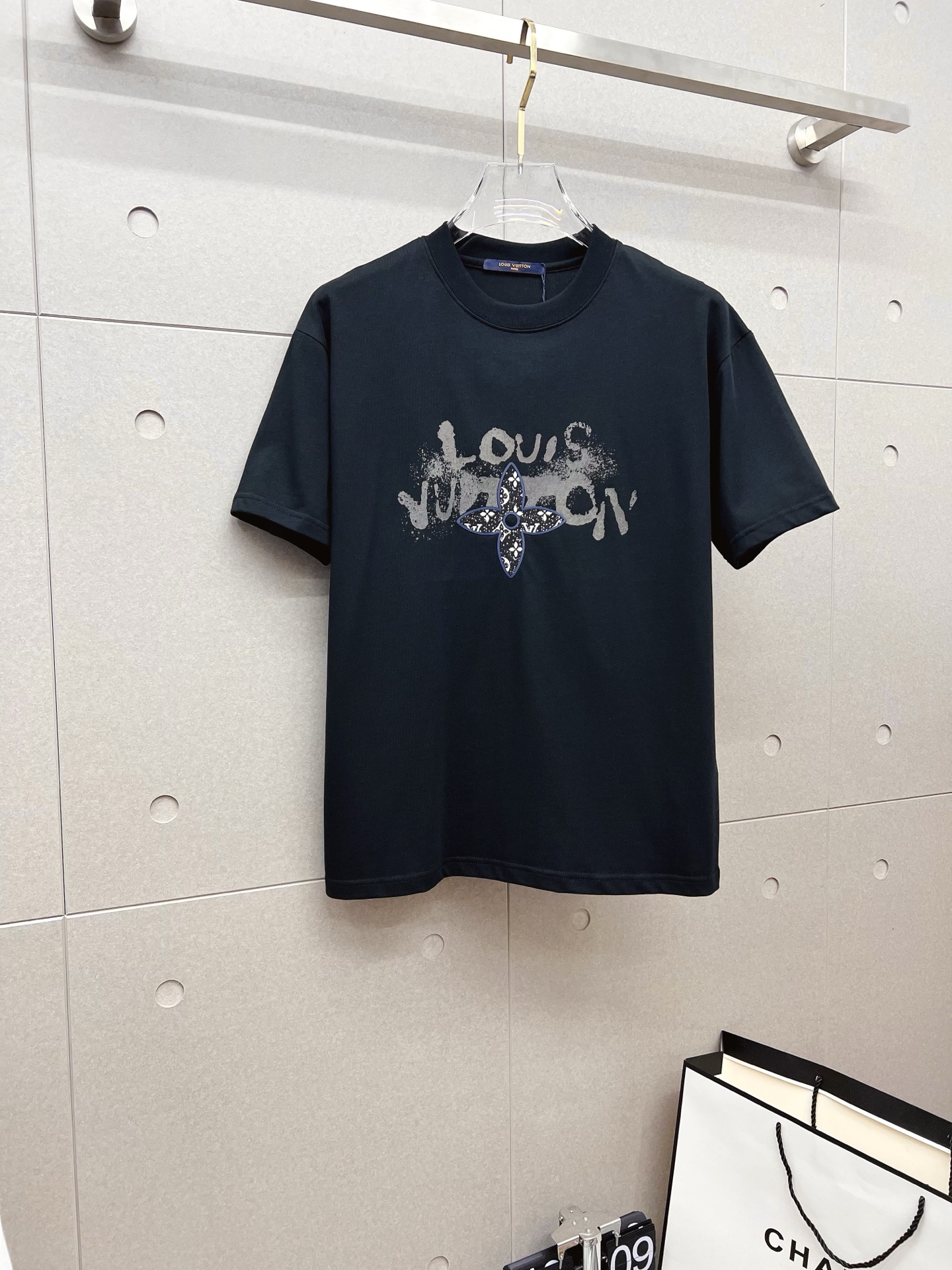 NO:523431,LV 2025ss Spring and Summer High-quality Couple Short-sleeved T-shirt Selected 260g Gucci Double Yarn Trendy Brand Cotton, Craft Level, Auxiliary Materials, Car Line Workmanship Meets the Quality Requirements, Super Easy to Match, Quality and Cut Design are all first-class, Full Stylish, Color Matching, Made in Proficiency and Versatile. Code Numbers s-xl, Gucci, Louis vuitton, T-shirt, Tees, T-shirt, Alexander Wang19860909LV 2025ss春夏高品质情侣款短袖T恤,甄选260克古驰双纱潮牌棉,工艺品级别,辅料顶真,车线做工符合精品要求,超级好搭配,落肩款,品质及剪裁设计都堪称一流,型格十足,配色轻熟百搭.码数s-xl,,gucci,louis vuitton,T-shirt,tees，t-shirt,alexander wang,Men's clothing