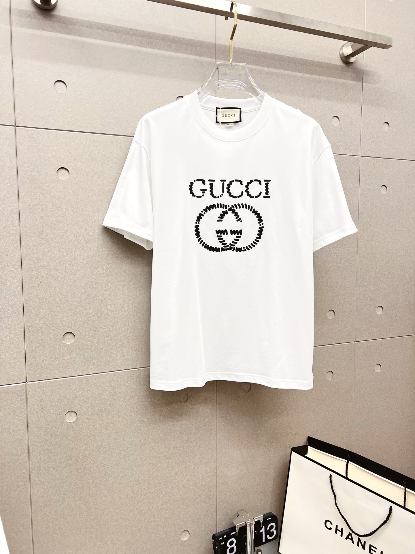 NO:523428,GUCCI 2025ss Spring and Summer High-quality Couple Short-sleeved T-shirt, 260g Gucci Double Yarn Trendy Brand Cotton, Craft Level, Auxiliary Materials, Car Line Workmanship Meets the Quality Requirements, Super Easy to Match, Quality and Cut Design are all first-class, Full Stylish, Color Matching, Made in a Light and Versatile. Codes s-xl, Gucci, Gucci, T-shirt, Tees, T-shirt, Alexander Wang19860909GUCCI 古奇 2025ss春夏高品质情侣款短袖T恤,甄选260克古驰双纱潮牌棉,工艺品级别,辅料顶真,车线做工符合精品要求,超级好搭配,落肩款,品质及剪裁设计都堪称一流,型格十足,配色轻熟百搭.码数s-xl,,gucci,gucci,T-shirt,tees，t-shirt,alexander wang,Men's clothing