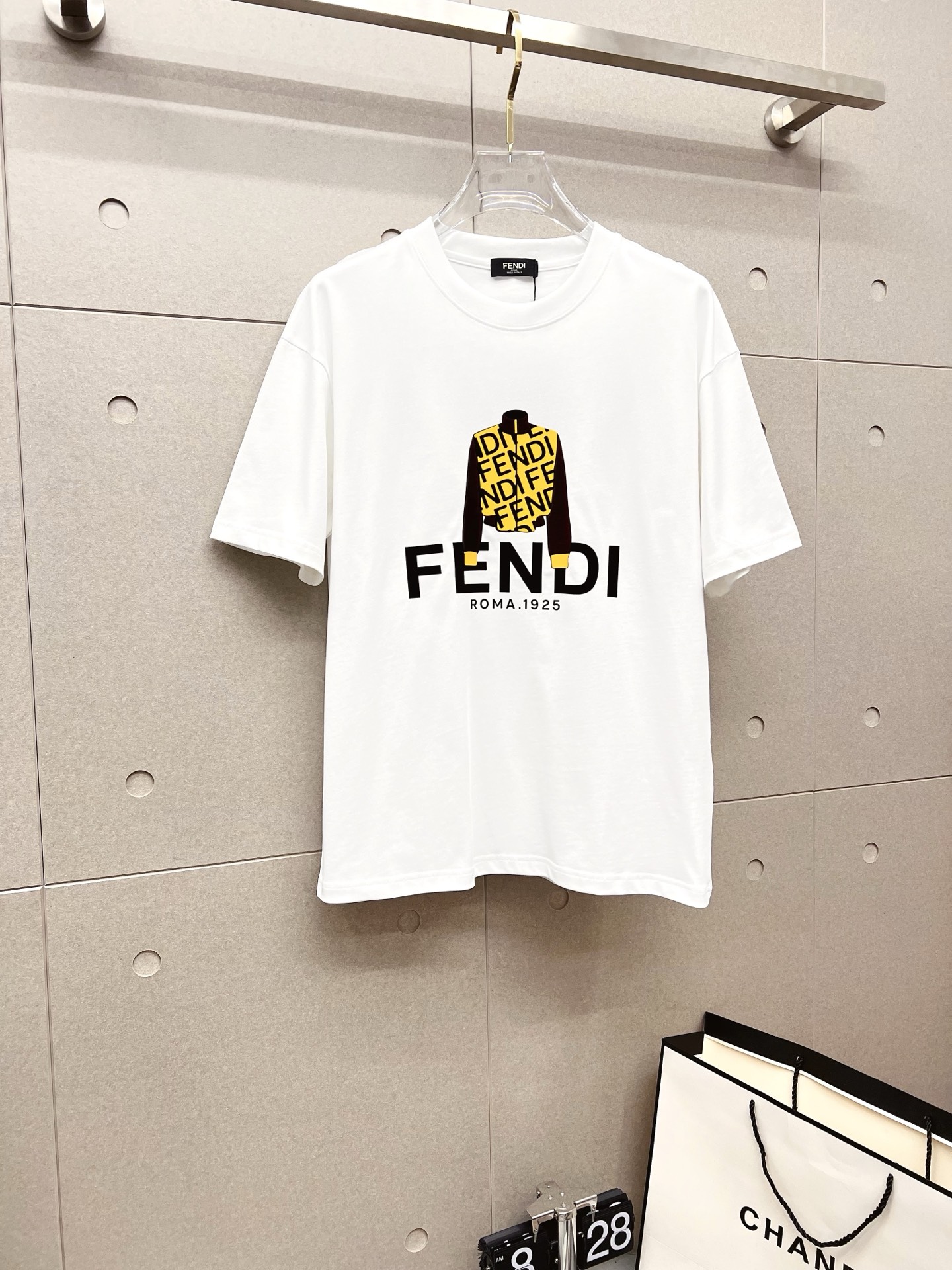 NO:523434,FENDI 2025ss Spring and Summer High-quality Couple Short-sleeved T-shirt, 260g Gucci Double Yarn Trendy Brand Cotton, Craft Level, Auxiliary Materials, Car Line Workmanship Meets the Quality Requirements, Super Easy to Match, Quality and Cut Design are all first-class, with a full-size and light-matching color matching. Size-digit s-xl,,fendi,fendi,gucci,T-shirt,tees,t-shirt,alexander wang19860909FENDI 芬迪 2025ss春夏高品质情侣款短袖T恤,甄选260克古驰双纱潮牌棉,工艺品级别,辅料顶真,车线做工符合精品要求,超级好搭配,落肩款,品质及剪裁设计都堪称一流,型格十足,配色轻熟百搭.码数s-xl,,fendi,fendi,gucci,T-shirt,tees，t-shirt,alexander wang,Men's clothing