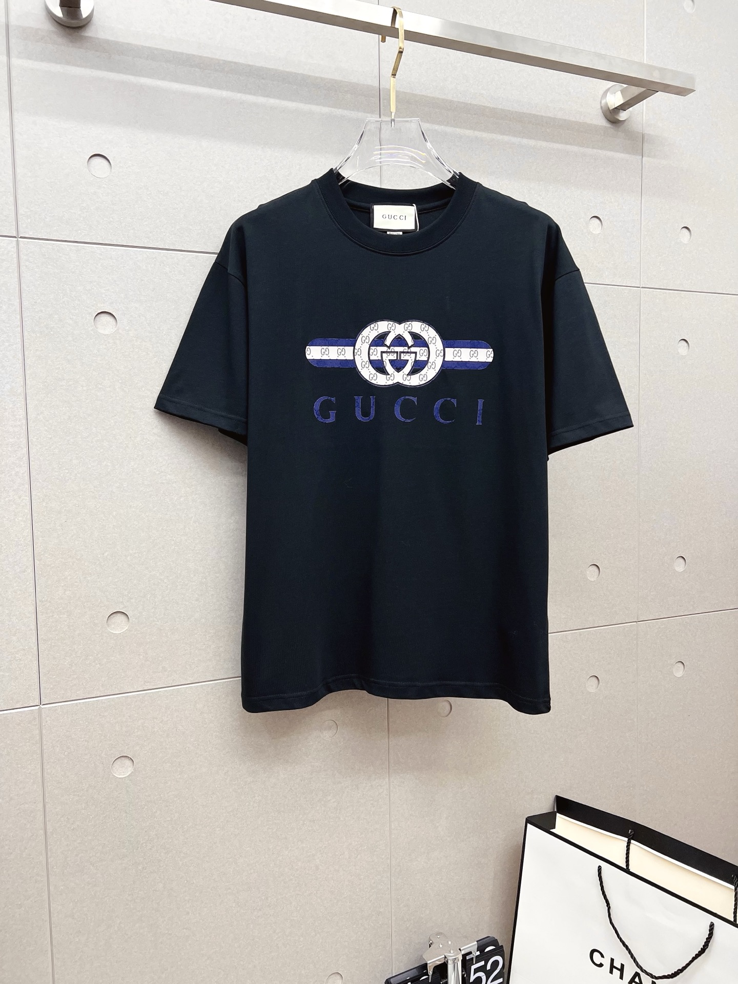 NO:523435,GUCCI 2025ss Spring and Summer High-quality Couple Short-sleeved T-shirt, 260g Gucci Double Yarn Trendy Brand Cotton, Craft Level, Auxiliary Materials, Car Line Workmanship Meets the Quality Requirements, Super Easy to Match, Quality and Cut Design are all first-class, Full Stylish, Color Matching, Made in a Light and Versatile. Codes s-xl, Gucci, Gucci, T-shirt, Tees, T-shirt, Alexander Wang19860909GUCCI 古奇 2025ss春夏高品质情侣款短袖T恤,甄选260克古驰双纱潮牌棉,工艺品级别,辅料顶真,车线做工符合精品要求,超级好搭配,落肩款,品质及剪裁设计都堪称一流,型格十足,配色轻熟百搭.码数s-xl,,gucci,gucci,T-shirt,tees，t-shirt,alexander wang,Men's clothing